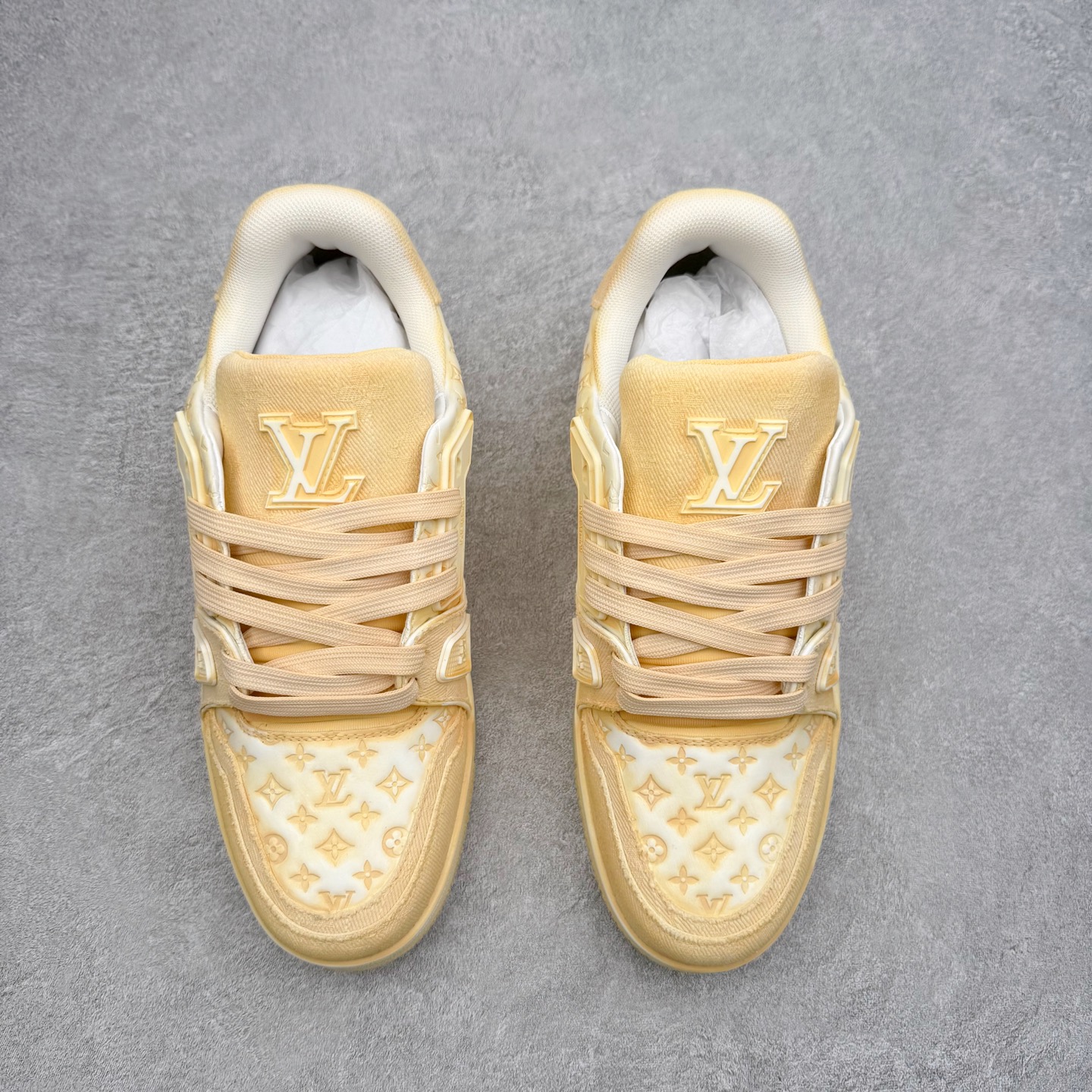 图片[2]-＃FS Louis Vuitton Trainer lv时装走秀运动鞋 完美鞋型超高的清洁度 零毛边线头瑕疵 全套原楦原纸版原鞋开模 全网最具灵魂的版型 正确原装黄色鞋盒 正确中底印花 鞋面印花3D高频深度立体 全鞋电脑针车 紧密相连 针距密度一致 环保乳胶注塑鞋垫 厚度脚感还原原版 皮面裁剪部位 统一油边封口工艺 原装橡胶大底含胶量大底组合零偏差 专柜全套包装 防尘袋 说明书 质保卡 男女鞋 尺码：35 36 37 38 39 40 41 42 43 44 45-选品中心