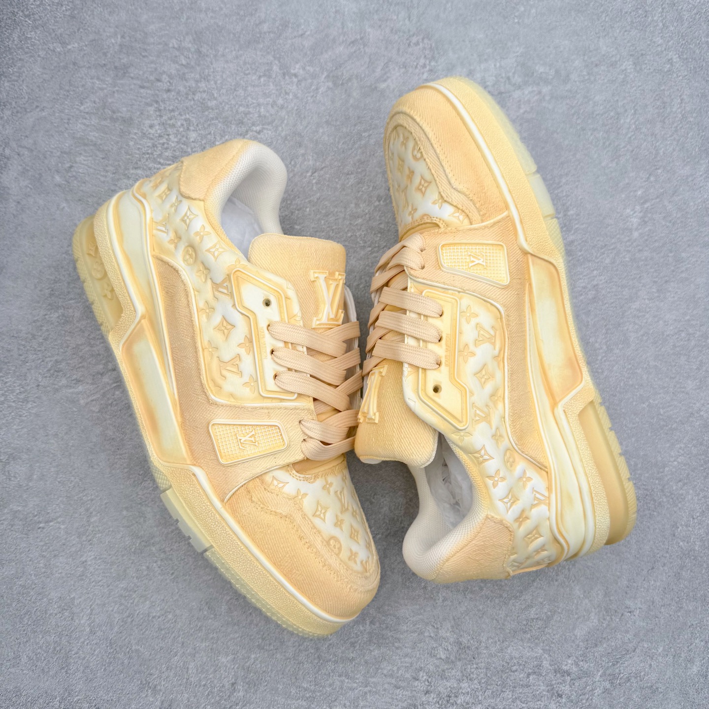 图片[3]-＃FS Louis Vuitton Trainer lv时装走秀运动鞋 完美鞋型超高的清洁度 零毛边线头瑕疵 全套原楦原纸版原鞋开模 全网最具灵魂的版型 正确原装黄色鞋盒 正确中底印花 鞋面印花3D高频深度立体 全鞋电脑针车 紧密相连 针距密度一致 环保乳胶注塑鞋垫 厚度脚感还原原版 皮面裁剪部位 统一油边封口工艺 原装橡胶大底含胶量大底组合零偏差 专柜全套包装 防尘袋 说明书 质保卡 男女鞋 尺码：35 36 37 38 39 40 41 42 43 44 45-选品中心