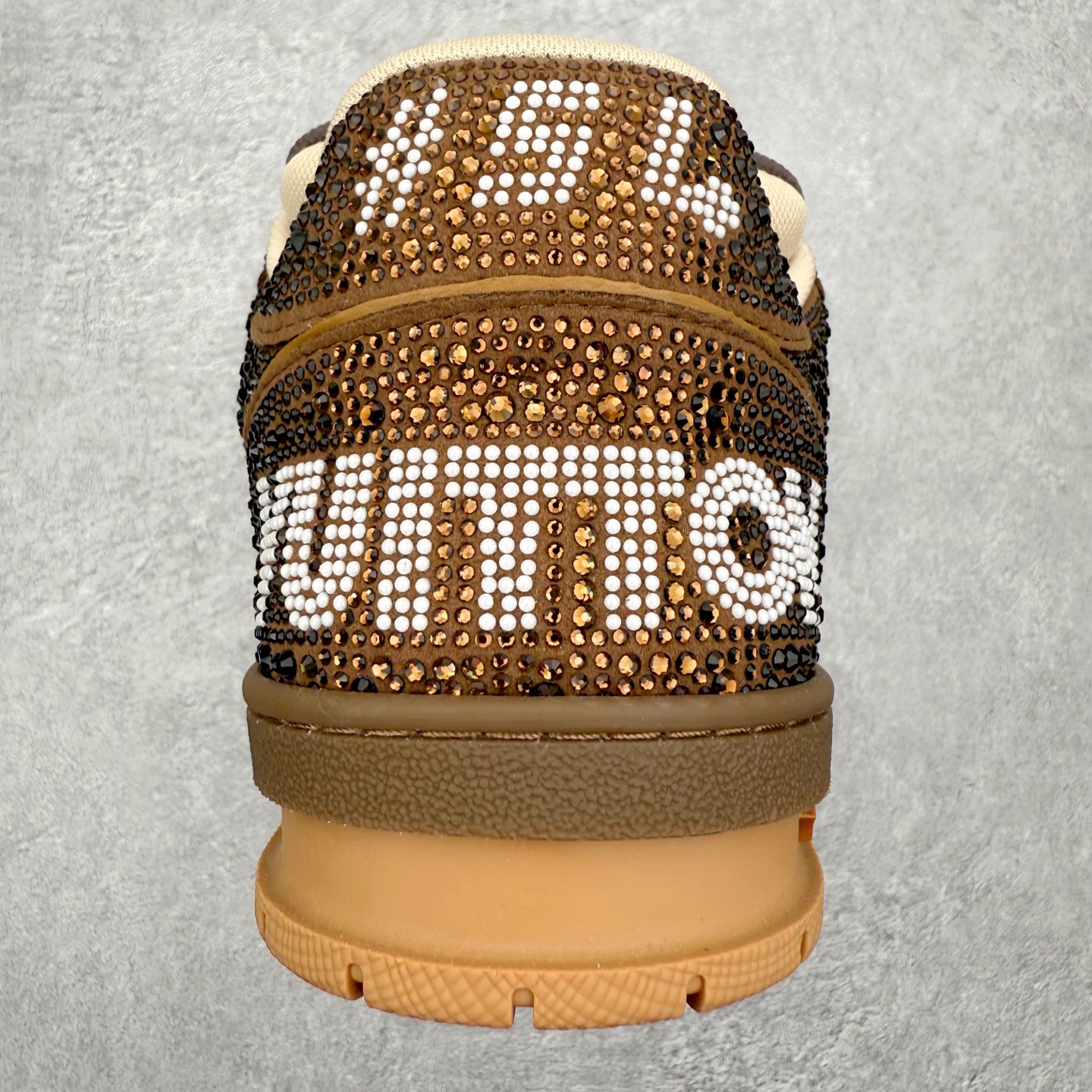 图片[8]-＃FS Louis Vuitton Trainer lv时装走秀运动鞋 完美鞋型超高的清洁度 零毛边线头瑕疵 全套原楦原纸版原鞋开模 全网最具灵魂的版型 正确原装黄色鞋盒 正确中底印花 鞋面印花3D高频深度立体 全鞋电脑针车 紧密相连 针距密度一致 环保乳胶注塑鞋垫 厚度脚感还原原版 皮面裁剪部位 统一油边封口工艺 原装橡胶大底含胶量大底组合零偏差 专柜全套包装 防尘袋 说明书 质保卡 男女鞋 尺码：35 36 37 38 39 40 41 42 43 44 45-选品中心