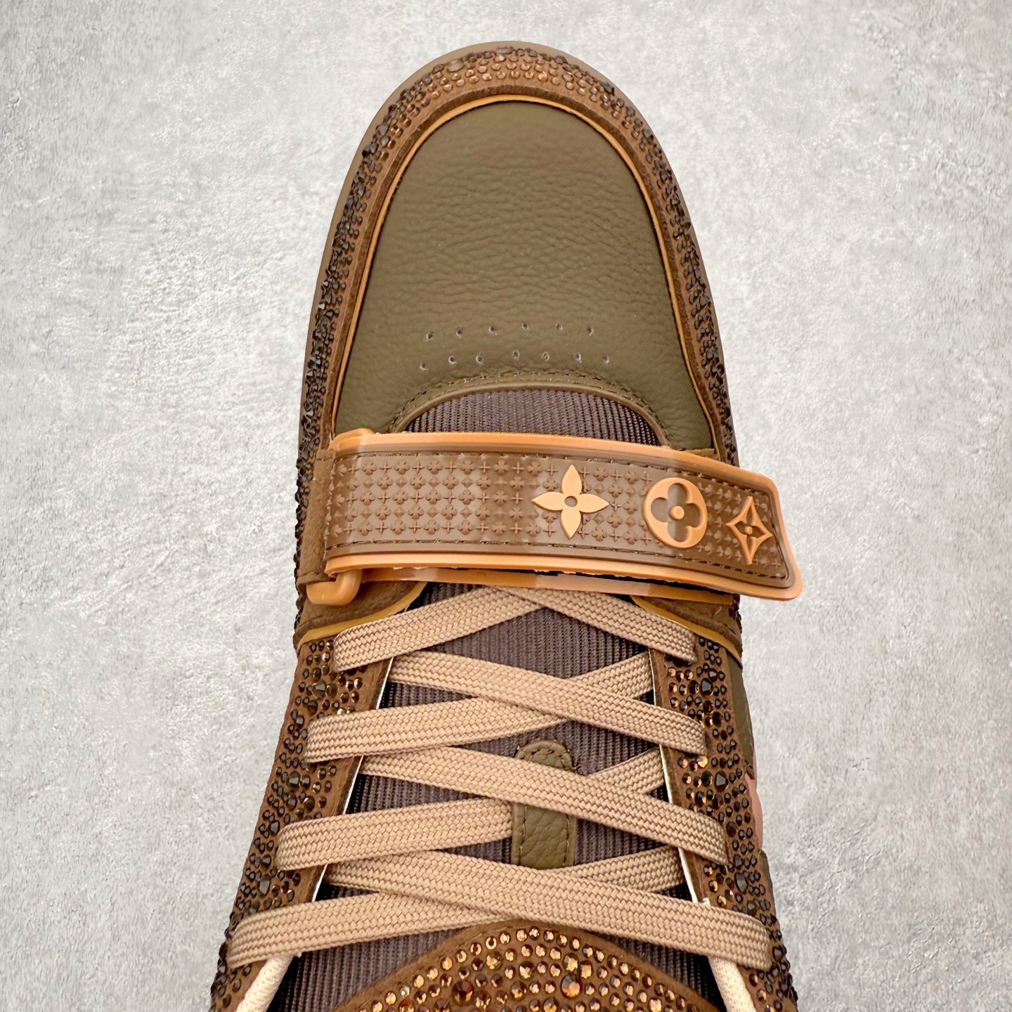 图片[4]-＃FS Louis Vuitton Trainer lv时装走秀运动鞋 完美鞋型超高的清洁度 零毛边线头瑕疵 全套原楦原纸版原鞋开模 全网最具灵魂的版型 正确原装黄色鞋盒 正确中底印花 鞋面印花3D高频深度立体 全鞋电脑针车 紧密相连 针距密度一致 环保乳胶注塑鞋垫 厚度脚感还原原版 皮面裁剪部位 统一油边封口工艺 原装橡胶大底含胶量大底组合零偏差 专柜全套包装 防尘袋 说明书 质保卡 男女鞋 尺码：35 36 37 38 39 40 41 42 43 44 45-选品中心