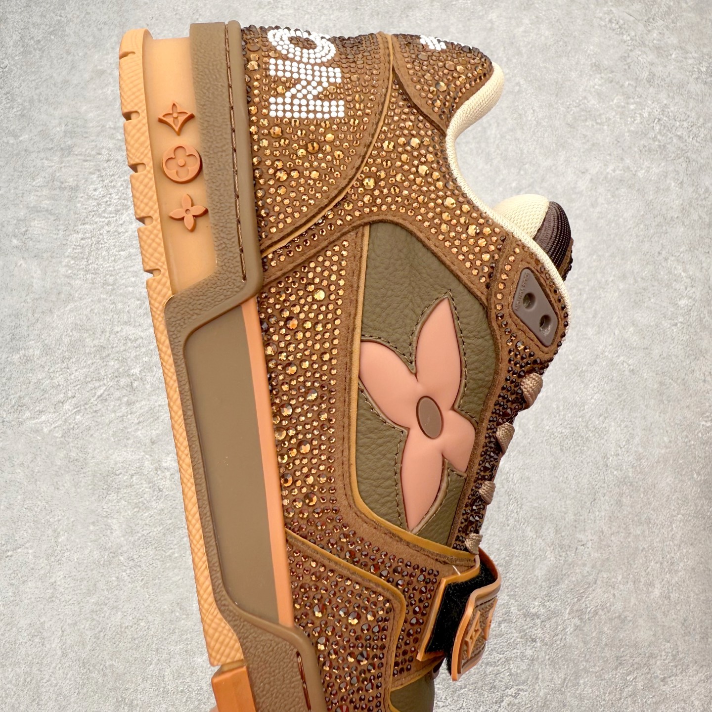 图片[6]-＃FS Louis Vuitton Trainer lv时装走秀运动鞋 完美鞋型超高的清洁度 零毛边线头瑕疵 全套原楦原纸版原鞋开模 全网最具灵魂的版型 正确原装黄色鞋盒 正确中底印花 鞋面印花3D高频深度立体 全鞋电脑针车 紧密相连 针距密度一致 环保乳胶注塑鞋垫 厚度脚感还原原版 皮面裁剪部位 统一油边封口工艺 原装橡胶大底含胶量大底组合零偏差 专柜全套包装 防尘袋 说明书 质保卡 男女鞋 尺码：35 36 37 38 39 40 41 42 43 44 45-选品中心