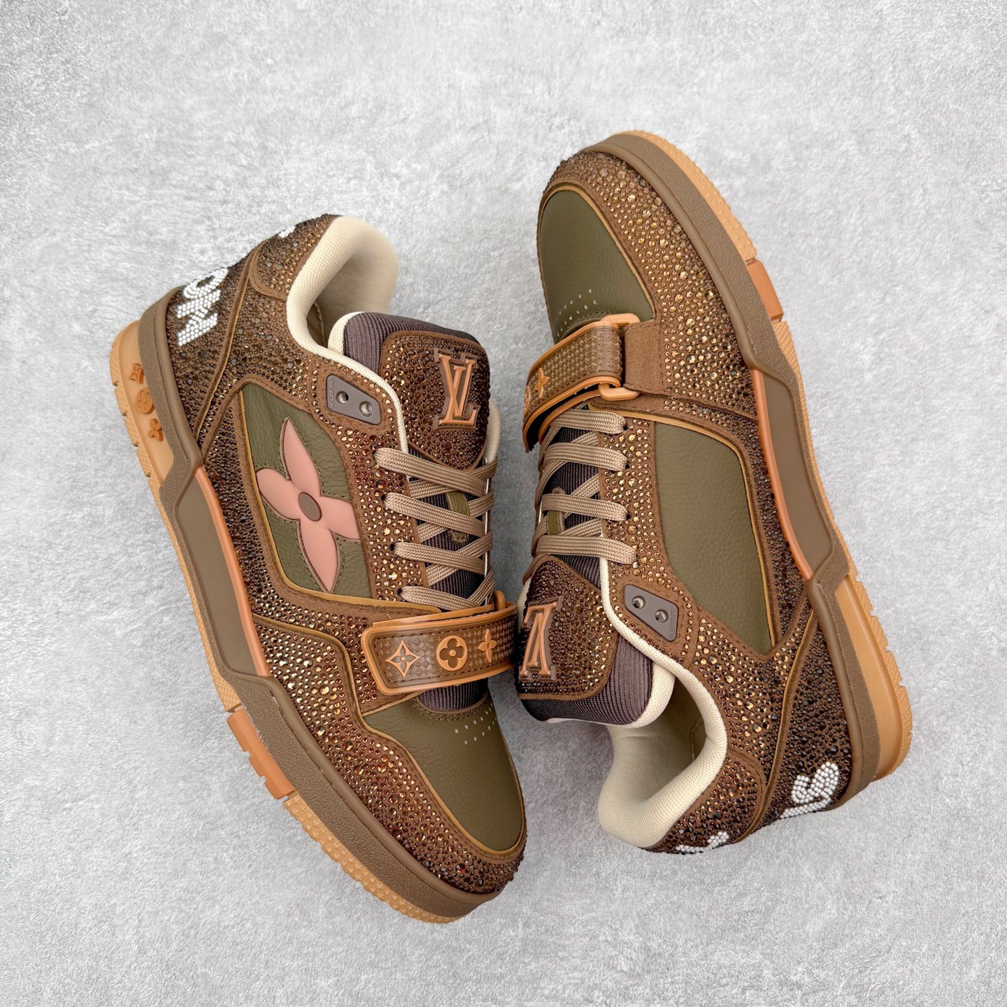 图片[3]-＃FS Louis Vuitton Trainer lv时装走秀运动鞋 完美鞋型超高的清洁度 零毛边线头瑕疵 全套原楦原纸版原鞋开模 全网最具灵魂的版型 正确原装黄色鞋盒 正确中底印花 鞋面印花3D高频深度立体 全鞋电脑针车 紧密相连 针距密度一致 环保乳胶注塑鞋垫 厚度脚感还原原版 皮面裁剪部位 统一油边封口工艺 原装橡胶大底含胶量大底组合零偏差 专柜全套包装 防尘袋 说明书 质保卡 男女鞋 尺码：35 36 37 38 39 40 41 42 43 44 45-选品中心