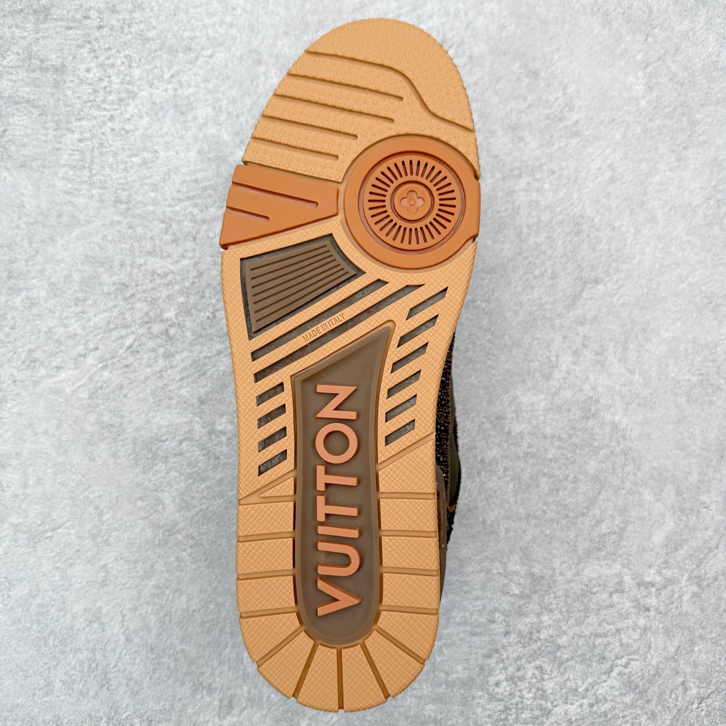 图片[9]-＃FS Louis Vuitton Trainer lv时装走秀运动鞋 完美鞋型超高的清洁度 零毛边线头瑕疵 全套原楦原纸版原鞋开模 全网最具灵魂的版型 正确原装黄色鞋盒 正确中底印花 鞋面印花3D高频深度立体 全鞋电脑针车 紧密相连 针距密度一致 环保乳胶注塑鞋垫 厚度脚感还原原版 皮面裁剪部位 统一油边封口工艺 原装橡胶大底含胶量大底组合零偏差 专柜全套包装 防尘袋 说明书 质保卡 男女鞋 尺码：35 36 37 38 39 40 41 42 43 44 45-选品中心