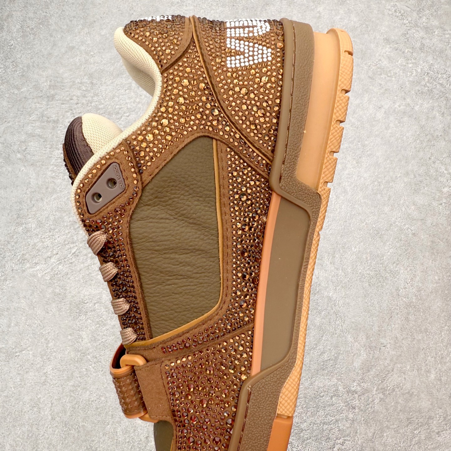 图片[7]-＃FS Louis Vuitton Trainer lv时装走秀运动鞋 完美鞋型超高的清洁度 零毛边线头瑕疵 全套原楦原纸版原鞋开模 全网最具灵魂的版型 正确原装黄色鞋盒 正确中底印花 鞋面印花3D高频深度立体 全鞋电脑针车 紧密相连 针距密度一致 环保乳胶注塑鞋垫 厚度脚感还原原版 皮面裁剪部位 统一油边封口工艺 原装橡胶大底含胶量大底组合零偏差 专柜全套包装 防尘袋 说明书 质保卡 男女鞋 尺码：35 36 37 38 39 40 41 42 43 44 45-选品中心