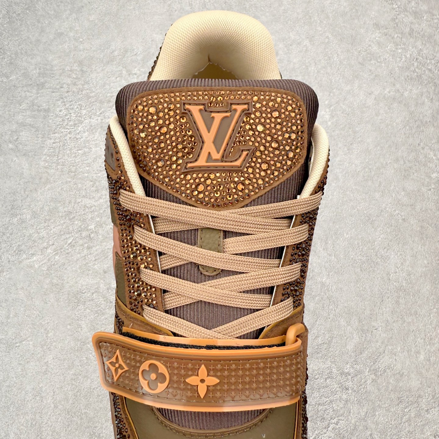 图片[5]-＃FS Louis Vuitton Trainer lv时装走秀运动鞋 完美鞋型超高的清洁度 零毛边线头瑕疵 全套原楦原纸版原鞋开模 全网最具灵魂的版型 正确原装黄色鞋盒 正确中底印花 鞋面印花3D高频深度立体 全鞋电脑针车 紧密相连 针距密度一致 环保乳胶注塑鞋垫 厚度脚感还原原版 皮面裁剪部位 统一油边封口工艺 原装橡胶大底含胶量大底组合零偏差 专柜全套包装 防尘袋 说明书 质保卡 男女鞋 尺码：35 36 37 38 39 40 41 42 43 44 45-选品中心