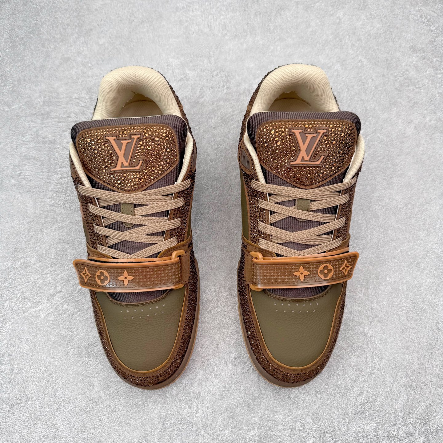 图片[2]-＃FS Louis Vuitton Trainer lv时装走秀运动鞋 完美鞋型超高的清洁度 零毛边线头瑕疵 全套原楦原纸版原鞋开模 全网最具灵魂的版型 正确原装黄色鞋盒 正确中底印花 鞋面印花3D高频深度立体 全鞋电脑针车 紧密相连 针距密度一致 环保乳胶注塑鞋垫 厚度脚感还原原版 皮面裁剪部位 统一油边封口工艺 原装橡胶大底含胶量大底组合零偏差 专柜全套包装 防尘袋 说明书 质保卡 男女鞋 尺码：35 36 37 38 39 40 41 42 43 44 45-选品中心