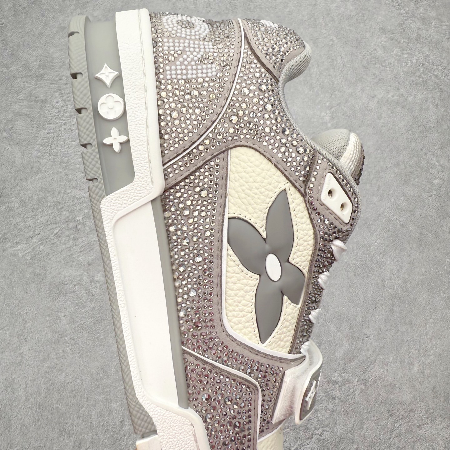 图片[6]-＃FS Louis Vuitton Trainer lv时装走秀运动鞋 完美鞋型超高的清洁度 零毛边线头瑕疵 全套原楦原纸版原鞋开模 全网最具灵魂的版型 正确原装黄色鞋盒 正确中底印花 鞋面印花3D高频深度立体 全鞋电脑针车 紧密相连 针距密度一致 环保乳胶注塑鞋垫 厚度脚感还原原版 皮面裁剪部位 统一油边封口工艺 原装橡胶大底含胶量大底组合零偏差 专柜全套包装 防尘袋 说明书 质保卡 男女鞋 尺码：35 36 37 38 39 40 41 42 43 44 45-选品中心