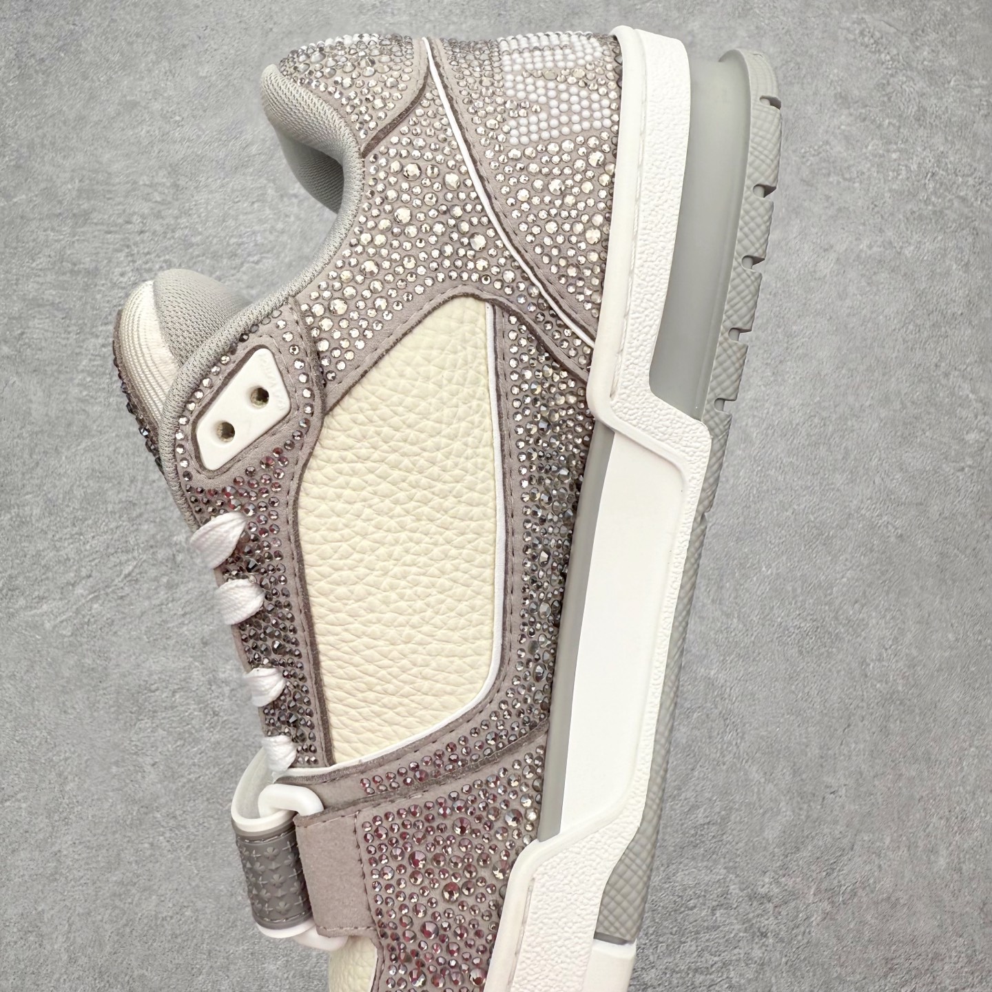 图片[7]-＃FS Louis Vuitton Trainer lv时装走秀运动鞋 完美鞋型超高的清洁度 零毛边线头瑕疵 全套原楦原纸版原鞋开模 全网最具灵魂的版型 正确原装黄色鞋盒 正确中底印花 鞋面印花3D高频深度立体 全鞋电脑针车 紧密相连 针距密度一致 环保乳胶注塑鞋垫 厚度脚感还原原版 皮面裁剪部位 统一油边封口工艺 原装橡胶大底含胶量大底组合零偏差 专柜全套包装 防尘袋 说明书 质保卡 男女鞋 尺码：35 36 37 38 39 40 41 42 43 44 45-选品中心