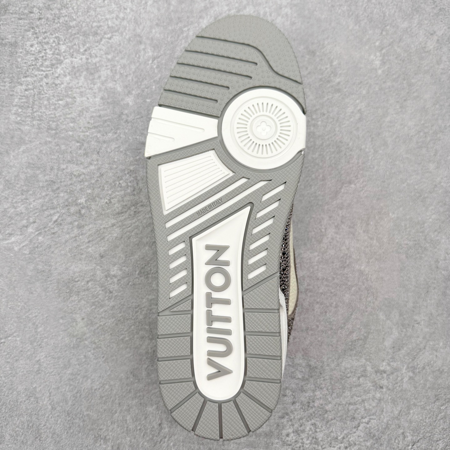 图片[9]-＃FS Louis Vuitton Trainer lv时装走秀运动鞋 完美鞋型超高的清洁度 零毛边线头瑕疵 全套原楦原纸版原鞋开模 全网最具灵魂的版型 正确原装黄色鞋盒 正确中底印花 鞋面印花3D高频深度立体 全鞋电脑针车 紧密相连 针距密度一致 环保乳胶注塑鞋垫 厚度脚感还原原版 皮面裁剪部位 统一油边封口工艺 原装橡胶大底含胶量大底组合零偏差 专柜全套包装 防尘袋 说明书 质保卡 男女鞋 尺码：35 36 37 38 39 40 41 42 43 44 45-选品中心