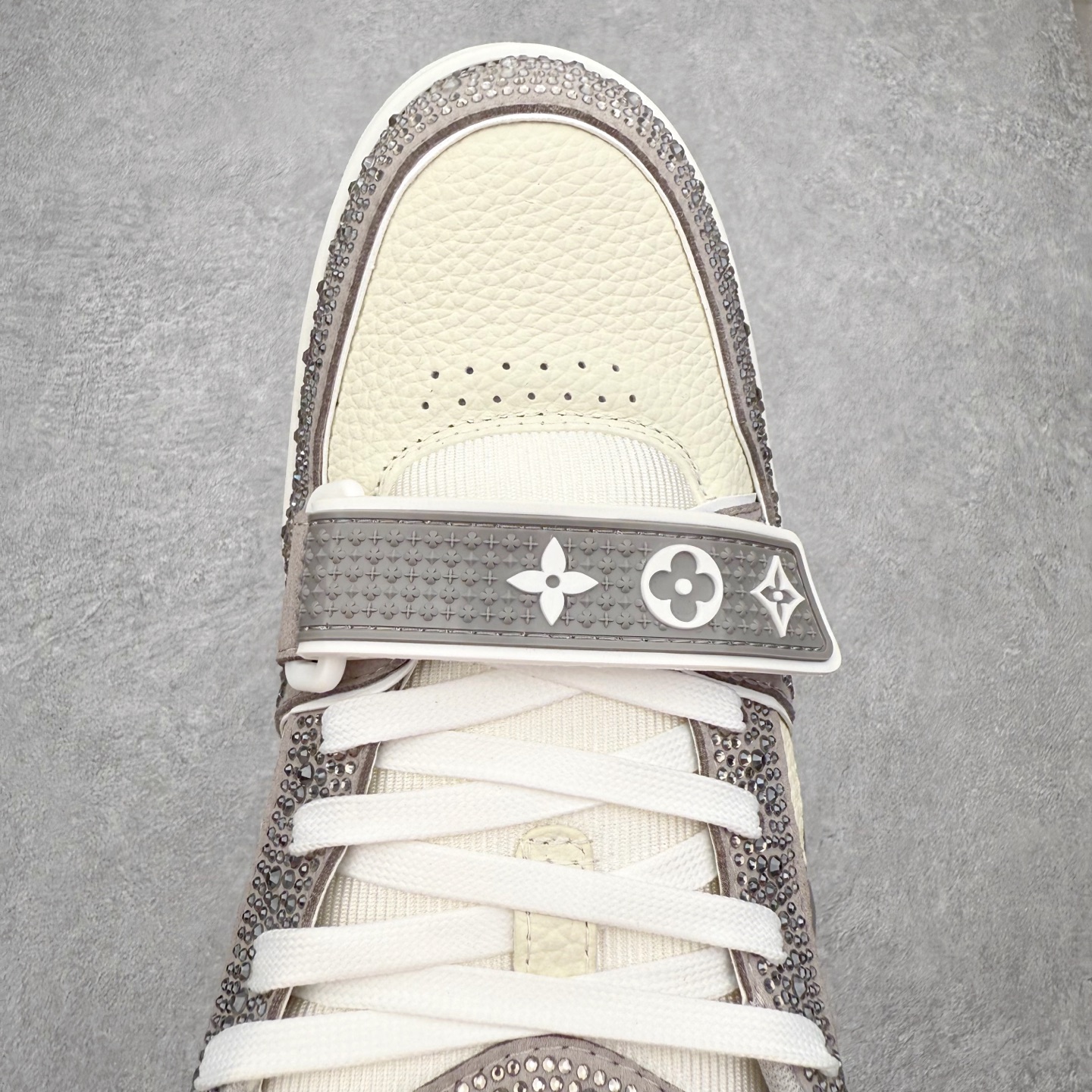 图片[4]-＃FS Louis Vuitton Trainer lv时装走秀运动鞋 完美鞋型超高的清洁度 零毛边线头瑕疵 全套原楦原纸版原鞋开模 全网最具灵魂的版型 正确原装黄色鞋盒 正确中底印花 鞋面印花3D高频深度立体 全鞋电脑针车 紧密相连 针距密度一致 环保乳胶注塑鞋垫 厚度脚感还原原版 皮面裁剪部位 统一油边封口工艺 原装橡胶大底含胶量大底组合零偏差 专柜全套包装 防尘袋 说明书 质保卡 男女鞋 尺码：35 36 37 38 39 40 41 42 43 44 45-选品中心