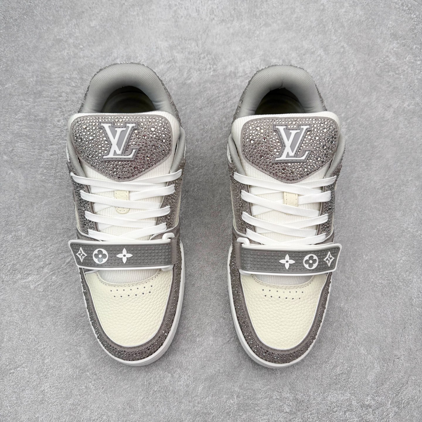 图片[2]-＃FS Louis Vuitton Trainer lv时装走秀运动鞋 完美鞋型超高的清洁度 零毛边线头瑕疵 全套原楦原纸版原鞋开模 全网最具灵魂的版型 正确原装黄色鞋盒 正确中底印花 鞋面印花3D高频深度立体 全鞋电脑针车 紧密相连 针距密度一致 环保乳胶注塑鞋垫 厚度脚感还原原版 皮面裁剪部位 统一油边封口工艺 原装橡胶大底含胶量大底组合零偏差 专柜全套包装 防尘袋 说明书 质保卡 男女鞋 尺码：35 36 37 38 39 40 41 42 43 44 45-选品中心