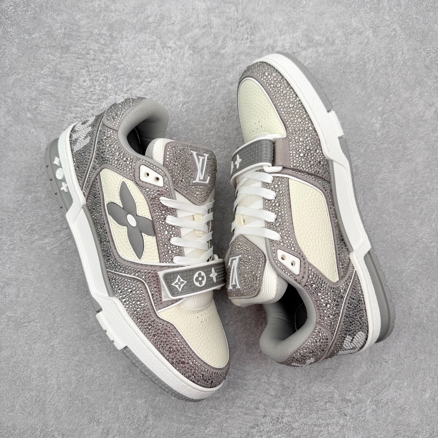 图片[3]-＃FS Louis Vuitton Trainer lv时装走秀运动鞋 完美鞋型超高的清洁度 零毛边线头瑕疵 全套原楦原纸版原鞋开模 全网最具灵魂的版型 正确原装黄色鞋盒 正确中底印花 鞋面印花3D高频深度立体 全鞋电脑针车 紧密相连 针距密度一致 环保乳胶注塑鞋垫 厚度脚感还原原版 皮面裁剪部位 统一油边封口工艺 原装橡胶大底含胶量大底组合零偏差 专柜全套包装 防尘袋 说明书 质保卡 男女鞋 尺码：35 36 37 38 39 40 41 42 43 44 45-选品中心