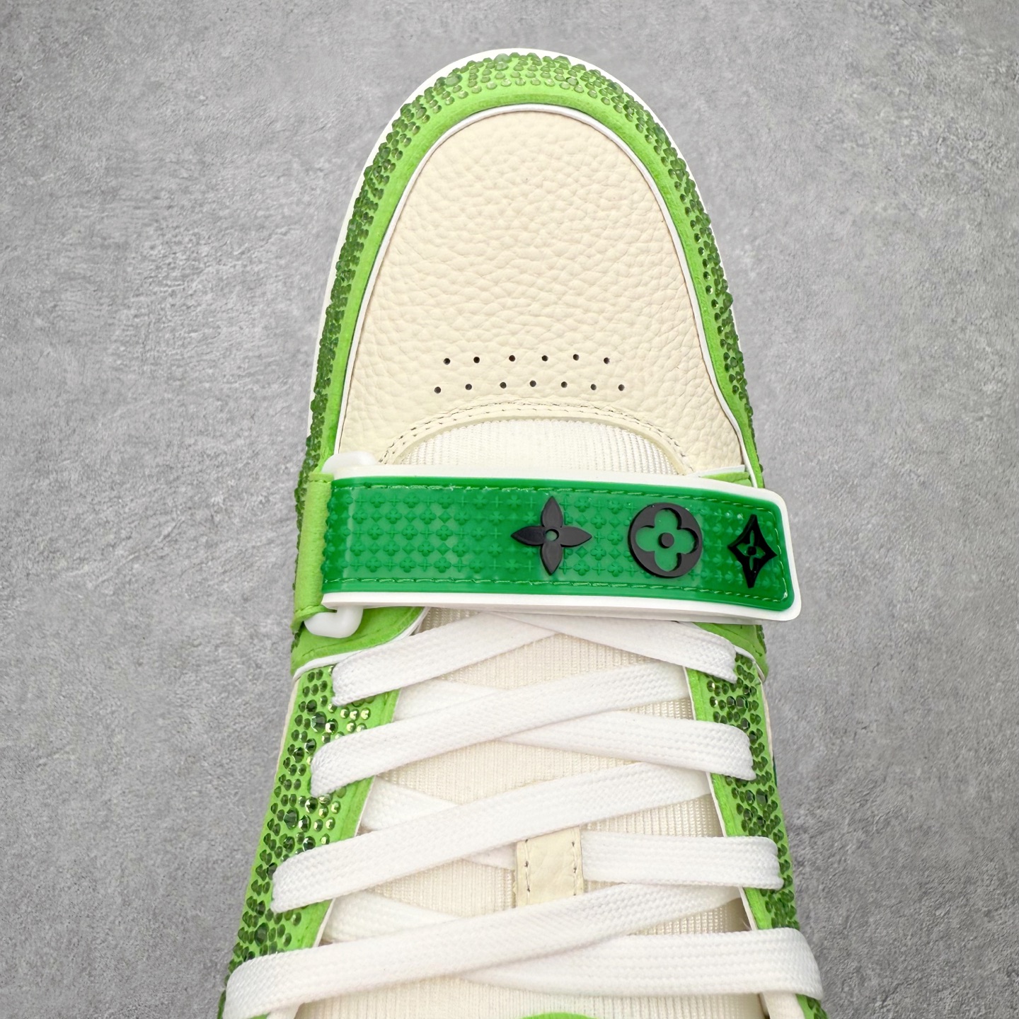 图片[4]-＃FS Louis Vuitton Trainer lv时装走秀运动鞋 完美鞋型超高的清洁度 零毛边线头瑕疵 全套原楦原纸版原鞋开模 全网最具灵魂的版型 正确原装黄色鞋盒 正确中底印花 鞋面印花3D高频深度立体 全鞋电脑针车 紧密相连 针距密度一致 环保乳胶注塑鞋垫 厚度脚感还原原版 皮面裁剪部位 统一油边封口工艺 原装橡胶大底含胶量大底组合零偏差 专柜全套包装 防尘袋 说明书 质保卡 男女鞋 尺码：35 36 37 38 39 40 41 42 43 44 45-选品中心