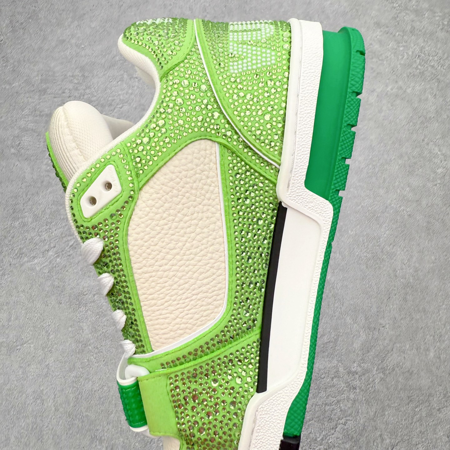 图片[7]-＃FS Louis Vuitton Trainer lv时装走秀运动鞋 完美鞋型超高的清洁度 零毛边线头瑕疵 全套原楦原纸版原鞋开模 全网最具灵魂的版型 正确原装黄色鞋盒 正确中底印花 鞋面印花3D高频深度立体 全鞋电脑针车 紧密相连 针距密度一致 环保乳胶注塑鞋垫 厚度脚感还原原版 皮面裁剪部位 统一油边封口工艺 原装橡胶大底含胶量大底组合零偏差 专柜全套包装 防尘袋 说明书 质保卡 男女鞋 尺码：35 36 37 38 39 40 41 42 43 44 45-选品中心