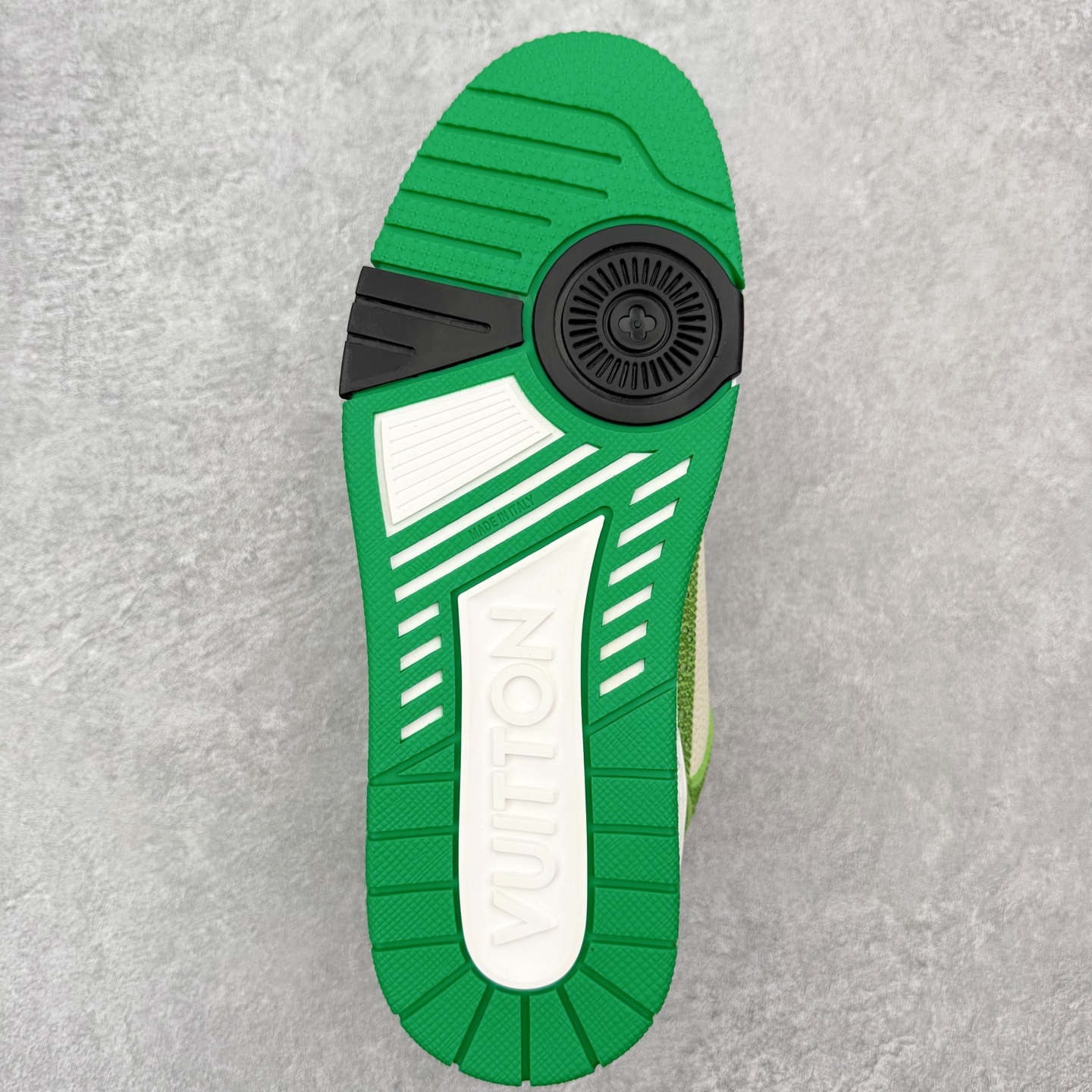 图片[9]-＃FS Louis Vuitton Trainer lv时装走秀运动鞋 完美鞋型超高的清洁度 零毛边线头瑕疵 全套原楦原纸版原鞋开模 全网最具灵魂的版型 正确原装黄色鞋盒 正确中底印花 鞋面印花3D高频深度立体 全鞋电脑针车 紧密相连 针距密度一致 环保乳胶注塑鞋垫 厚度脚感还原原版 皮面裁剪部位 统一油边封口工艺 原装橡胶大底含胶量大底组合零偏差 专柜全套包装 防尘袋 说明书 质保卡 男女鞋 尺码：35 36 37 38 39 40 41 42 43 44 45-选品中心