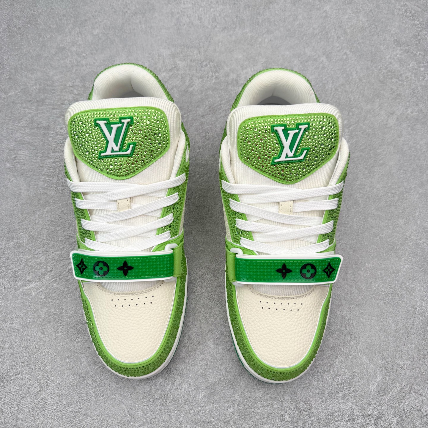 图片[2]-＃FS Louis Vuitton Trainer lv时装走秀运动鞋 完美鞋型超高的清洁度 零毛边线头瑕疵 全套原楦原纸版原鞋开模 全网最具灵魂的版型 正确原装黄色鞋盒 正确中底印花 鞋面印花3D高频深度立体 全鞋电脑针车 紧密相连 针距密度一致 环保乳胶注塑鞋垫 厚度脚感还原原版 皮面裁剪部位 统一油边封口工艺 原装橡胶大底含胶量大底组合零偏差 专柜全套包装 防尘袋 说明书 质保卡 男女鞋 尺码：35 36 37 38 39 40 41 42 43 44 45-选品中心