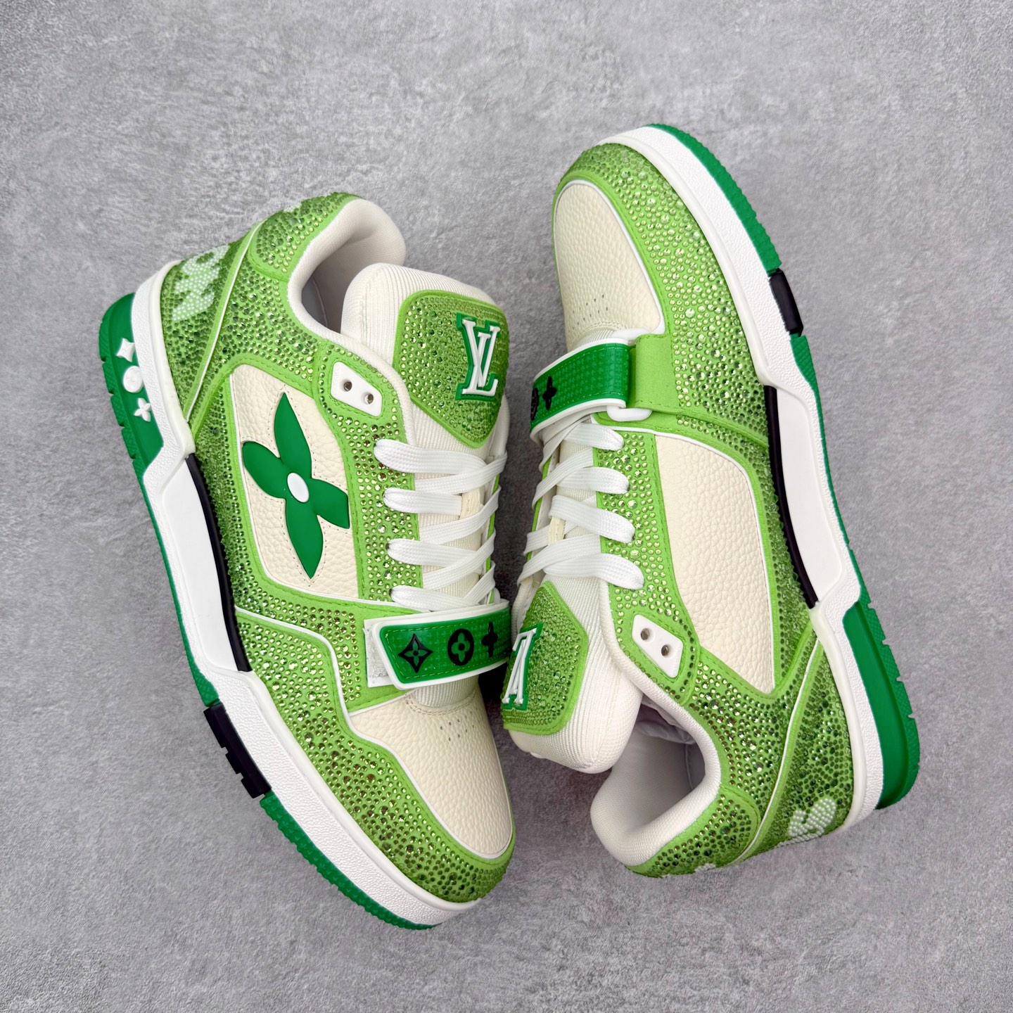 图片[3]-＃FS Louis Vuitton Trainer lv时装走秀运动鞋 完美鞋型超高的清洁度 零毛边线头瑕疵 全套原楦原纸版原鞋开模 全网最具灵魂的版型 正确原装黄色鞋盒 正确中底印花 鞋面印花3D高频深度立体 全鞋电脑针车 紧密相连 针距密度一致 环保乳胶注塑鞋垫 厚度脚感还原原版 皮面裁剪部位 统一油边封口工艺 原装橡胶大底含胶量大底组合零偏差 专柜全套包装 防尘袋 说明书 质保卡 男女鞋 尺码：35 36 37 38 39 40 41 42 43 44 45-选品中心