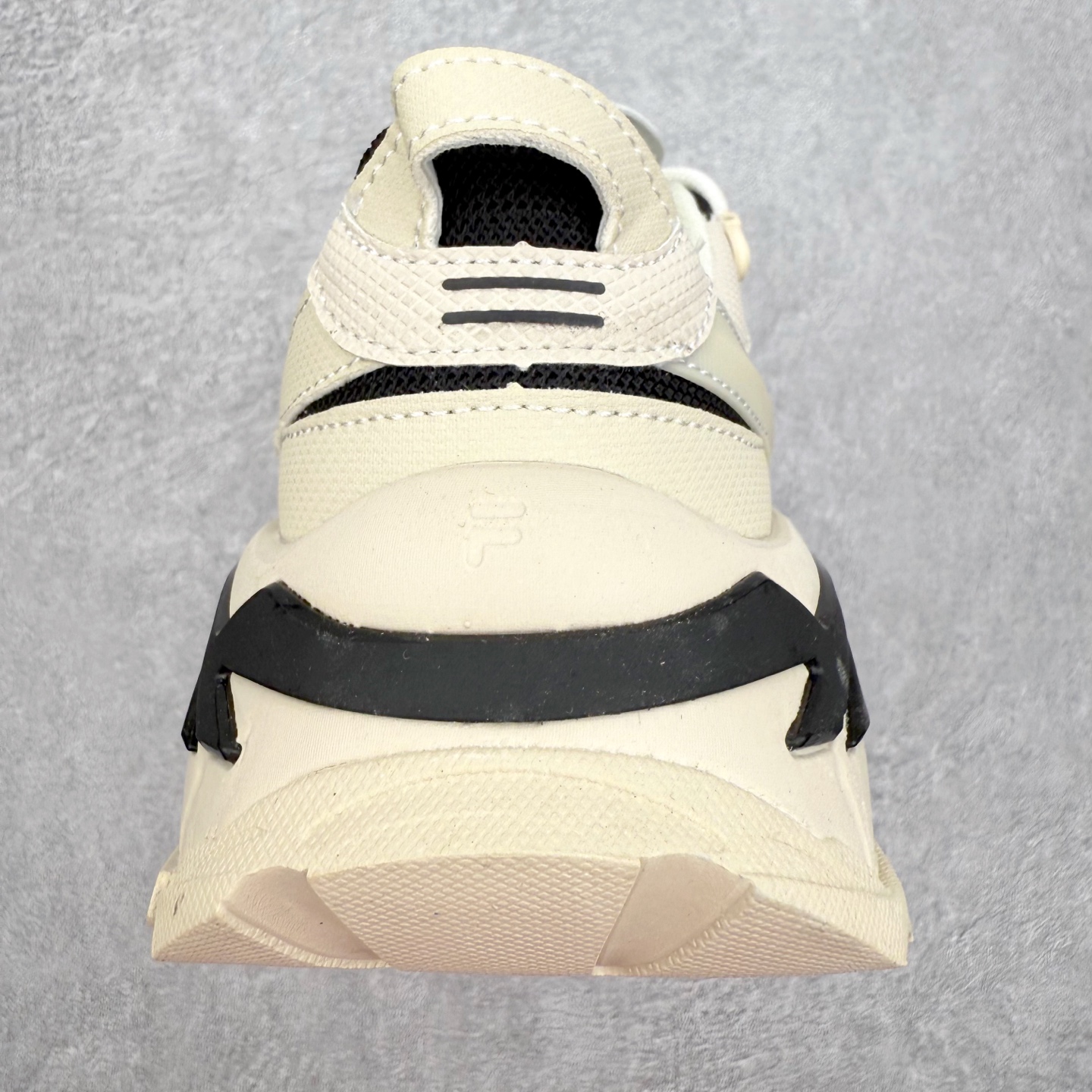 图片[8]-＃纯原福利 FILA 斐乐经典百搭休闲防滑减震耐磨低帮运动鞋 传承了 FILA 的百年基因，融入年轻运动及潮流文化，成为引领变革、创新突破的一代。以“1+N” 的跨界合作模式重现经典的同时创造经典。带来最出其不意的跨界合作惊喜。同时，FILAFUSION把FILA 的 DNA 融入到定制体验里，你可以随心制造厲于你的产品。FILA FUSION 的鞋家族涵盖了老爹鞋、跑步鞋、网球鞋、季节款。风格复古新潮，满足了时尚人士出行及各类运动的搭配需求，成为当下年轻人筷拥的鞋类品牌之一。FILA FUSION 走进年轻人的世界，通过年轻人运动，街舞，滑板，篮球，展现 FILA FUSION 的潮流态度和年轻文化。FILA FUSION 认为末来属于引领变革、创新突破的年轻一代，让我们一起构成 FILA 未来的蓝图吧！尺码：35.5 36 36.5 37.5 38 38.5 39 40-选品中心