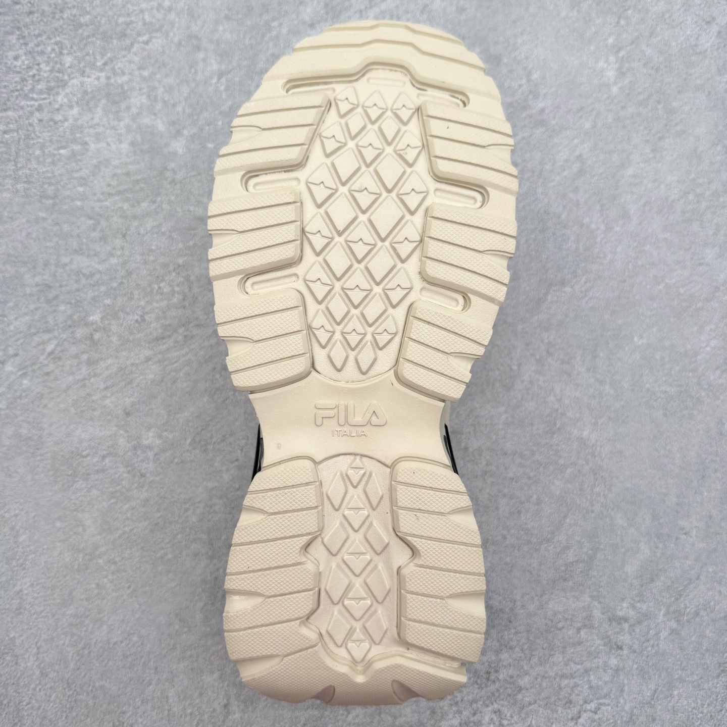 图片[9]-＃纯原福利 FILA 斐乐经典百搭休闲防滑减震耐磨低帮运动鞋 传承了 FILA 的百年基因，融入年轻运动及潮流文化，成为引领变革、创新突破的一代。以“1+N” 的跨界合作模式重现经典的同时创造经典。带来最出其不意的跨界合作惊喜。同时，FILAFUSION把FILA 的 DNA 融入到定制体验里，你可以随心制造厲于你的产品。FILA FUSION 的鞋家族涵盖了老爹鞋、跑步鞋、网球鞋、季节款。风格复古新潮，满足了时尚人士出行及各类运动的搭配需求，成为当下年轻人筷拥的鞋类品牌之一。FILA FUSION 走进年轻人的世界，通过年轻人运动，街舞，滑板，篮球，展现 FILA FUSION 的潮流态度和年轻文化。FILA FUSION 认为末来属于引领变革、创新突破的年轻一代，让我们一起构成 FILA 未来的蓝图吧！尺码：35.5 36 36.5 37.5 38 38.5 39 40-选品中心