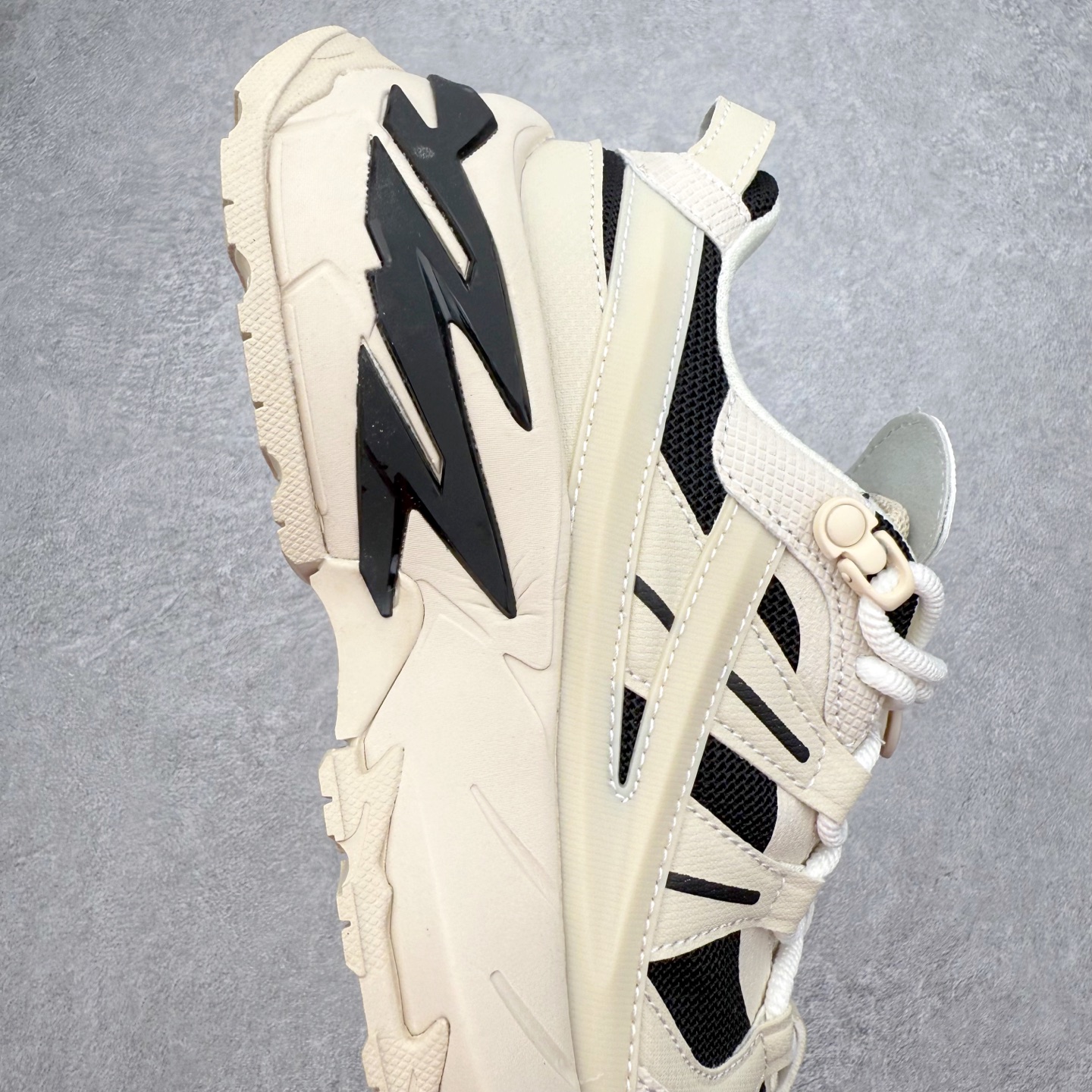 图片[6]-＃纯原福利 FILA 斐乐经典百搭休闲防滑减震耐磨低帮运动鞋 传承了 FILA 的百年基因，融入年轻运动及潮流文化，成为引领变革、创新突破的一代。以“1+N” 的跨界合作模式重现经典的同时创造经典。带来最出其不意的跨界合作惊喜。同时，FILAFUSION把FILA 的 DNA 融入到定制体验里，你可以随心制造厲于你的产品。FILA FUSION 的鞋家族涵盖了老爹鞋、跑步鞋、网球鞋、季节款。风格复古新潮，满足了时尚人士出行及各类运动的搭配需求，成为当下年轻人筷拥的鞋类品牌之一。FILA FUSION 走进年轻人的世界，通过年轻人运动，街舞，滑板，篮球，展现 FILA FUSION 的潮流态度和年轻文化。FILA FUSION 认为末来属于引领变革、创新突破的年轻一代，让我们一起构成 FILA 未来的蓝图吧！尺码：35.5 36 36.5 37.5 38 38.5 39 40-选品中心