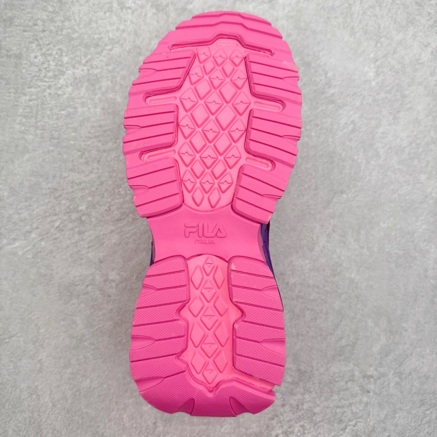 图片[9]-＃纯原福利 FILA 斐乐经典百搭休闲防滑减震耐磨低帮运动鞋 传承了 FILA 的百年基因，融入年轻运动及潮流文化，成为引领变革、创新突破的一代。以“1+N” 的跨界合作模式重现经典的同时创造经典。带来最出其不意的跨界合作惊喜。同时，FILAFUSION把FILA 的 DNA 融入到定制体验里，你可以随心制造厲于你的产品。FILA FUSION 的鞋家族涵盖了老爹鞋、跑步鞋、网球鞋、季节款。风格复古新潮，满足了时尚人士出行及各类运动的搭配需求，成为当下年轻人筷拥的鞋类品牌之一。FILA FUSION 走进年轻人的世界，通过年轻人运动，街舞，滑板，篮球，展现 FILA FUSION 的潮流态度和年轻文化。FILA FUSION 认为末来属于引领变革、创新突破的年轻一代，让我们一起构成 FILA 未来的蓝图吧！尺码：35.5 36 36.5 37.5 38 38.5 39 40-选品中心