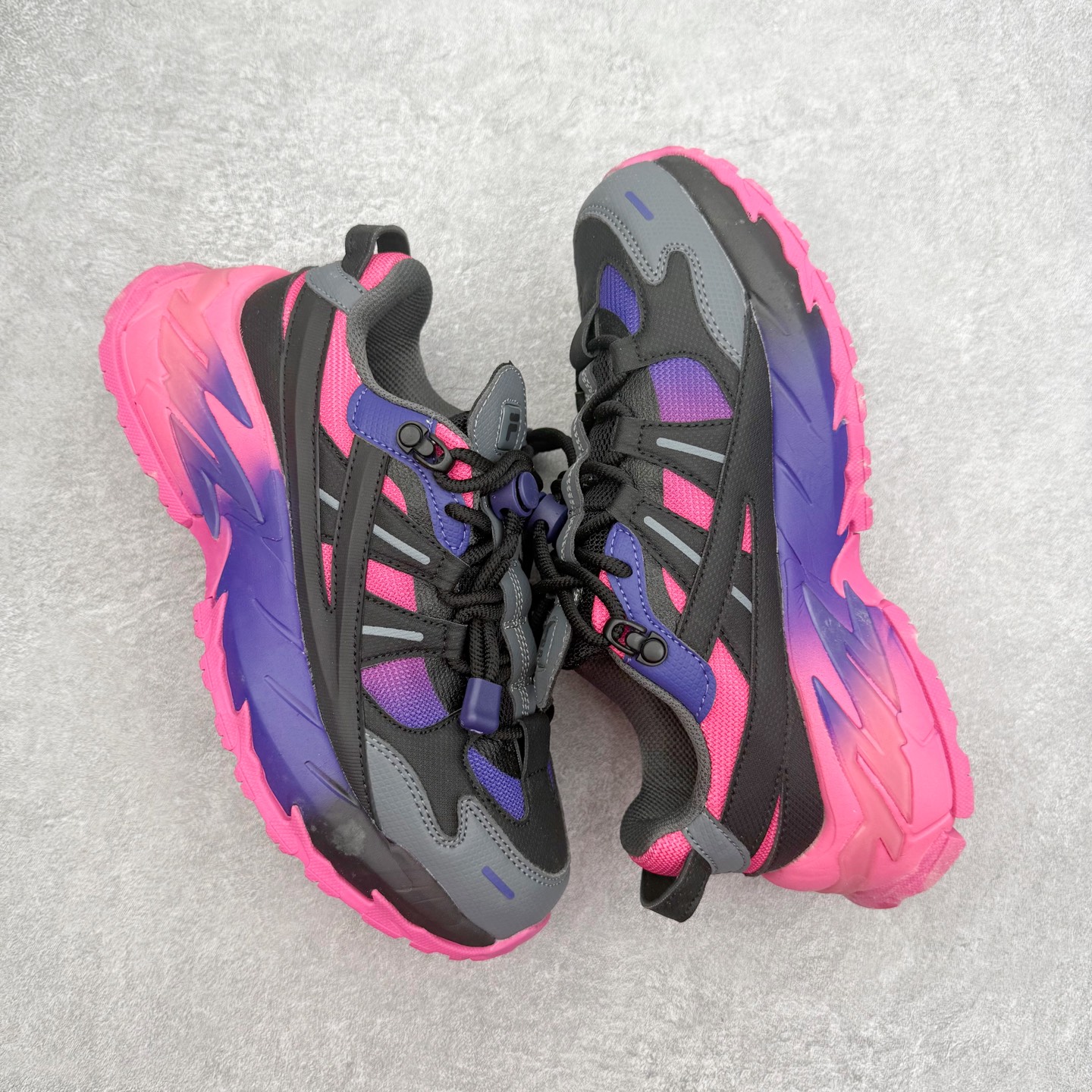 图片[3]-＃纯原福利 FILA 斐乐经典百搭休闲防滑减震耐磨低帮运动鞋 传承了 FILA 的百年基因，融入年轻运动及潮流文化，成为引领变革、创新突破的一代。以“1+N” 的跨界合作模式重现经典的同时创造经典。带来最出其不意的跨界合作惊喜。同时，FILAFUSION把FILA 的 DNA 融入到定制体验里，你可以随心制造厲于你的产品。FILA FUSION 的鞋家族涵盖了老爹鞋、跑步鞋、网球鞋、季节款。风格复古新潮，满足了时尚人士出行及各类运动的搭配需求，成为当下年轻人筷拥的鞋类品牌之一。FILA FUSION 走进年轻人的世界，通过年轻人运动，街舞，滑板，篮球，展现 FILA FUSION 的潮流态度和年轻文化。FILA FUSION 认为末来属于引领变革、创新突破的年轻一代，让我们一起构成 FILA 未来的蓝图吧！尺码：35.5 36 36.5 37.5 38 38.5 39 40-选品中心