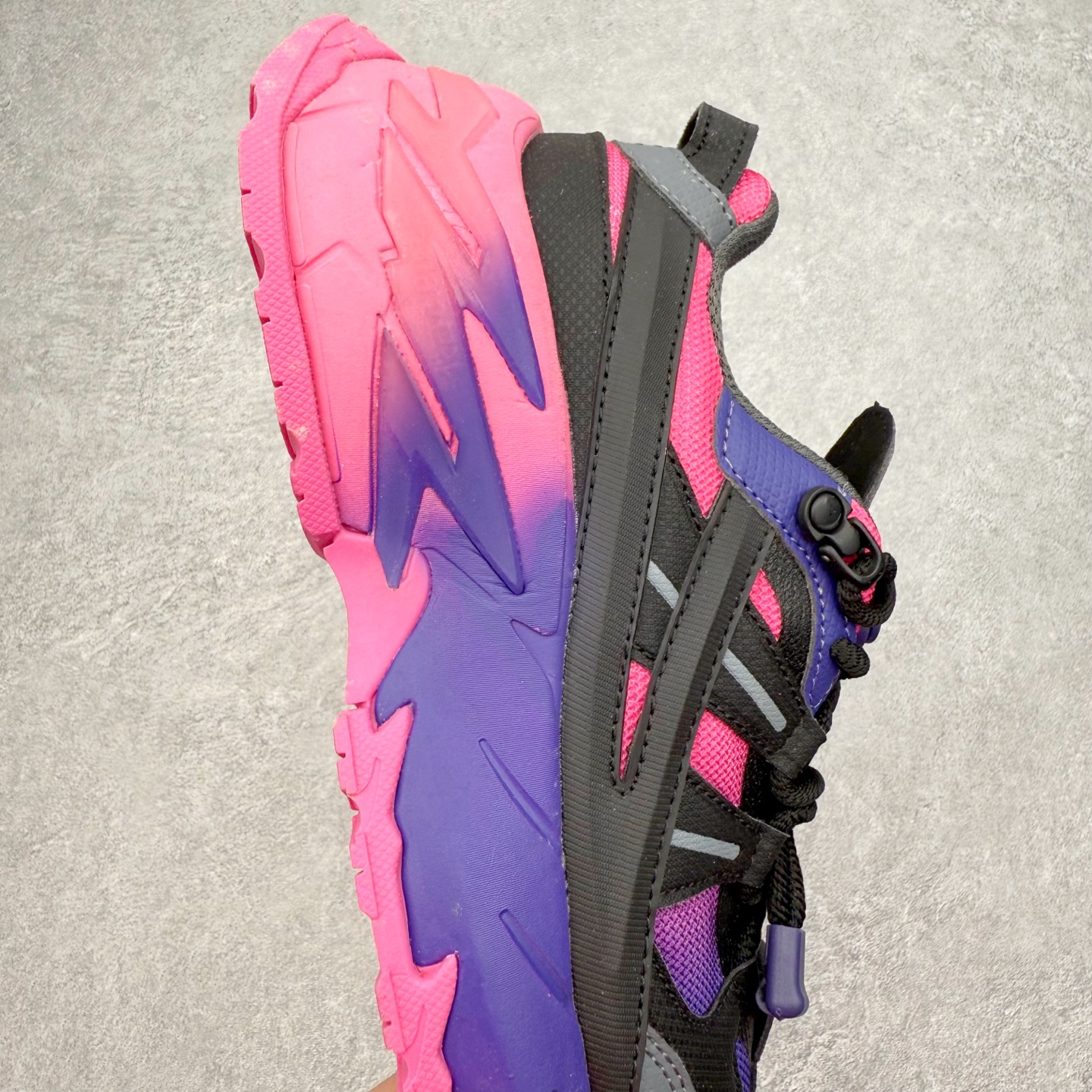 图片[6]-＃纯原福利 FILA 斐乐经典百搭休闲防滑减震耐磨低帮运动鞋 传承了 FILA 的百年基因，融入年轻运动及潮流文化，成为引领变革、创新突破的一代。以“1+N” 的跨界合作模式重现经典的同时创造经典。带来最出其不意的跨界合作惊喜。同时，FILAFUSION把FILA 的 DNA 融入到定制体验里，你可以随心制造厲于你的产品。FILA FUSION 的鞋家族涵盖了老爹鞋、跑步鞋、网球鞋、季节款。风格复古新潮，满足了时尚人士出行及各类运动的搭配需求，成为当下年轻人筷拥的鞋类品牌之一。FILA FUSION 走进年轻人的世界，通过年轻人运动，街舞，滑板，篮球，展现 FILA FUSION 的潮流态度和年轻文化。FILA FUSION 认为末来属于引领变革、创新突破的年轻一代，让我们一起构成 FILA 未来的蓝图吧！尺码：35.5 36 36.5 37.5 38 38.5 39 40-选品中心