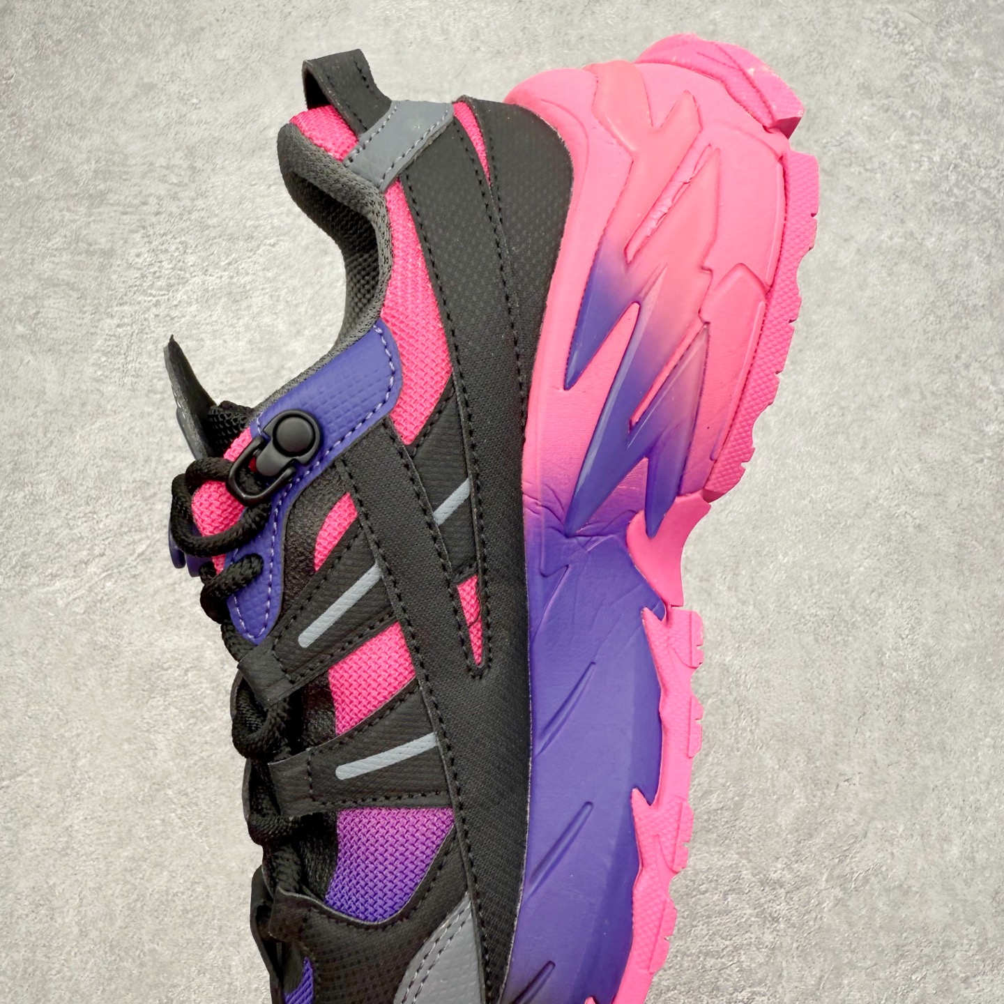 图片[7]-＃纯原福利 FILA 斐乐经典百搭休闲防滑减震耐磨低帮运动鞋 传承了 FILA 的百年基因，融入年轻运动及潮流文化，成为引领变革、创新突破的一代。以“1+N” 的跨界合作模式重现经典的同时创造经典。带来最出其不意的跨界合作惊喜。同时，FILAFUSION把FILA 的 DNA 融入到定制体验里，你可以随心制造厲于你的产品。FILA FUSION 的鞋家族涵盖了老爹鞋、跑步鞋、网球鞋、季节款。风格复古新潮，满足了时尚人士出行及各类运动的搭配需求，成为当下年轻人筷拥的鞋类品牌之一。FILA FUSION 走进年轻人的世界，通过年轻人运动，街舞，滑板，篮球，展现 FILA FUSION 的潮流态度和年轻文化。FILA FUSION 认为末来属于引领变革、创新突破的年轻一代，让我们一起构成 FILA 未来的蓝图吧！尺码：35.5 36 36.5 37.5 38 38.5 39 40-选品中心