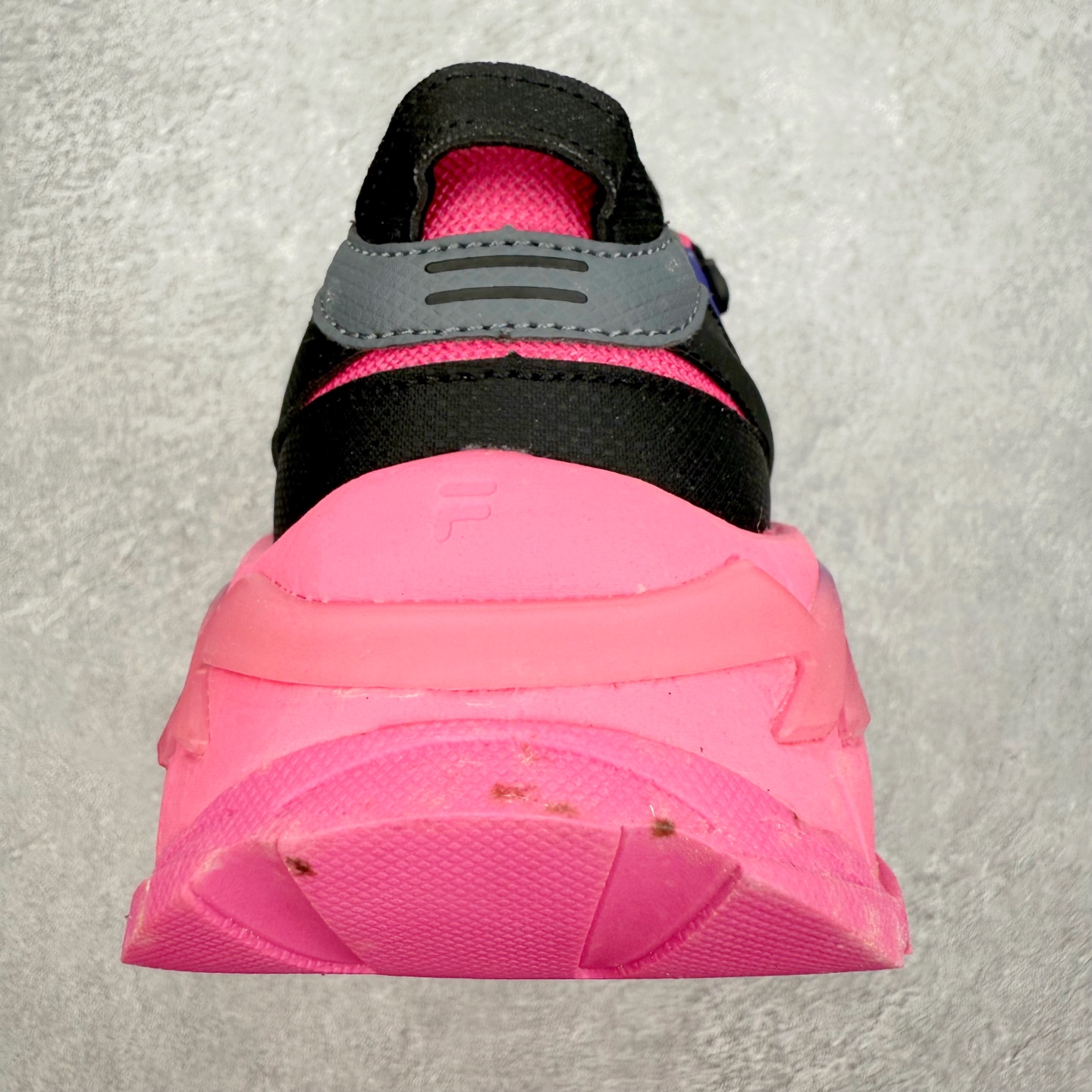 图片[8]-＃纯原福利 FILA 斐乐经典百搭休闲防滑减震耐磨低帮运动鞋 传承了 FILA 的百年基因，融入年轻运动及潮流文化，成为引领变革、创新突破的一代。以“1+N” 的跨界合作模式重现经典的同时创造经典。带来最出其不意的跨界合作惊喜。同时，FILAFUSION把FILA 的 DNA 融入到定制体验里，你可以随心制造厲于你的产品。FILA FUSION 的鞋家族涵盖了老爹鞋、跑步鞋、网球鞋、季节款。风格复古新潮，满足了时尚人士出行及各类运动的搭配需求，成为当下年轻人筷拥的鞋类品牌之一。FILA FUSION 走进年轻人的世界，通过年轻人运动，街舞，滑板，篮球，展现 FILA FUSION 的潮流态度和年轻文化。FILA FUSION 认为末来属于引领变革、创新突破的年轻一代，让我们一起构成 FILA 未来的蓝图吧！尺码：35.5 36 36.5 37.5 38 38.5 39 40-选品中心