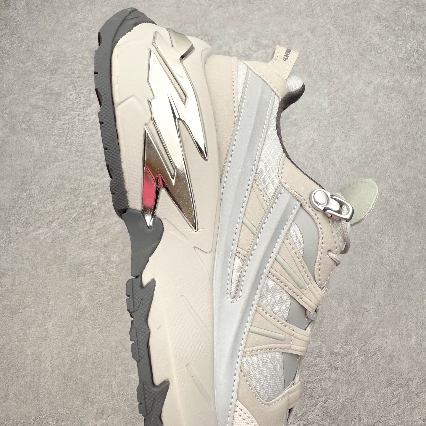 图片[6]-＃纯原福利 FILA 斐乐经典百搭休闲防滑减震耐磨低帮运动鞋 传承了 FILA 的百年基因，融入年轻运动及潮流文化，成为引领变革、创新突破的一代。以“1+N” 的跨界合作模式重现经典的同时创造经典。带来最出其不意的跨界合作惊喜。同时，FILAFUSION把FILA 的 DNA 融入到定制体验里，你可以随心制造厲于你的产品。FILA FUSION 的鞋家族涵盖了老爹鞋、跑步鞋、网球鞋、季节款。风格复古新潮，满足了时尚人士出行及各类运动的搭配需求，成为当下年轻人筷拥的鞋类品牌之一。FILA FUSION 走进年轻人的世界，通过年轻人运动，街舞，滑板，篮球，展现 FILA FUSION 的潮流态度和年轻文化。FILA FUSION 认为末来属于引领变革、创新突破的年轻一代，让我们一起构成 FILA 未来的蓝图吧！尺码：35.5 36 36.5 37.5 38 38.5 39 40-选品中心