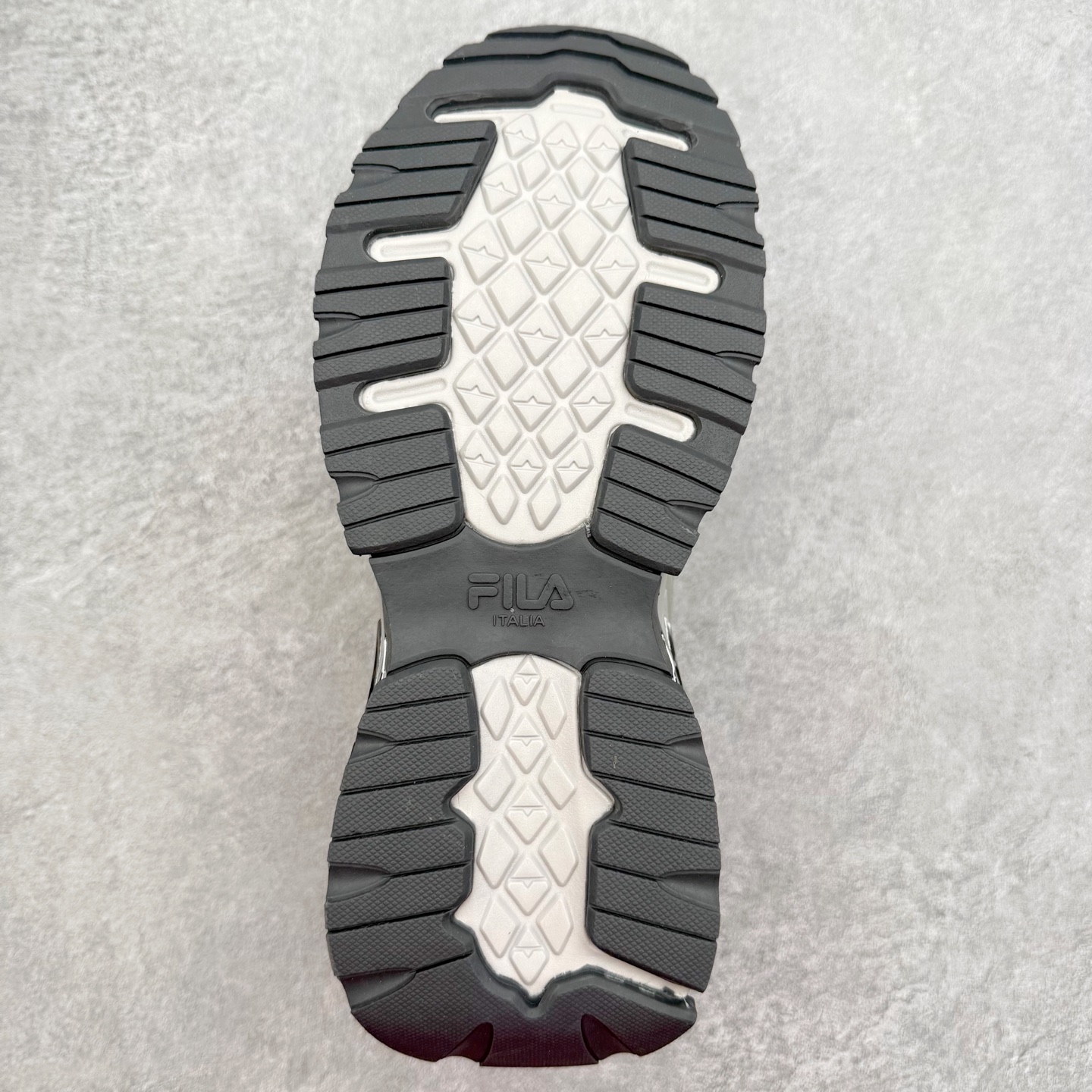 图片[9]-＃纯原福利 FILA 斐乐经典百搭休闲防滑减震耐磨低帮运动鞋 传承了 FILA 的百年基因，融入年轻运动及潮流文化，成为引领变革、创新突破的一代。以“1+N” 的跨界合作模式重现经典的同时创造经典。带来最出其不意的跨界合作惊喜。同时，FILAFUSION把FILA 的 DNA 融入到定制体验里，你可以随心制造厲于你的产品。FILA FUSION 的鞋家族涵盖了老爹鞋、跑步鞋、网球鞋、季节款。风格复古新潮，满足了时尚人士出行及各类运动的搭配需求，成为当下年轻人筷拥的鞋类品牌之一。FILA FUSION 走进年轻人的世界，通过年轻人运动，街舞，滑板，篮球，展现 FILA FUSION 的潮流态度和年轻文化。FILA FUSION 认为末来属于引领变革、创新突破的年轻一代，让我们一起构成 FILA 未来的蓝图吧！尺码：35.5 36 36.5 37.5 38 38.5 39 40-选品中心