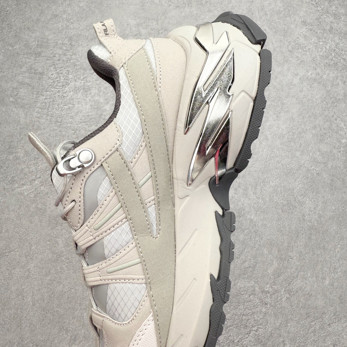 图片[7]-＃纯原福利 FILA 斐乐经典百搭休闲防滑减震耐磨低帮运动鞋 传承了 FILA 的百年基因，融入年轻运动及潮流文化，成为引领变革、创新突破的一代。以“1+N” 的跨界合作模式重现经典的同时创造经典。带来最出其不意的跨界合作惊喜。同时，FILAFUSION把FILA 的 DNA 融入到定制体验里，你可以随心制造厲于你的产品。FILA FUSION 的鞋家族涵盖了老爹鞋、跑步鞋、网球鞋、季节款。风格复古新潮，满足了时尚人士出行及各类运动的搭配需求，成为当下年轻人筷拥的鞋类品牌之一。FILA FUSION 走进年轻人的世界，通过年轻人运动，街舞，滑板，篮球，展现 FILA FUSION 的潮流态度和年轻文化。FILA FUSION 认为末来属于引领变革、创新突破的年轻一代，让我们一起构成 FILA 未来的蓝图吧！尺码：35.5 36 36.5 37.5 38 38.5 39 40-选品中心