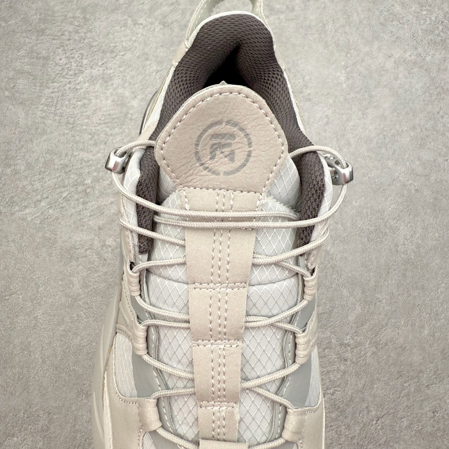 图片[5]-＃纯原福利 FILA 斐乐经典百搭休闲防滑减震耐磨低帮运动鞋 传承了 FILA 的百年基因，融入年轻运动及潮流文化，成为引领变革、创新突破的一代。以“1+N” 的跨界合作模式重现经典的同时创造经典。带来最出其不意的跨界合作惊喜。同时，FILAFUSION把FILA 的 DNA 融入到定制体验里，你可以随心制造厲于你的产品。FILA FUSION 的鞋家族涵盖了老爹鞋、跑步鞋、网球鞋、季节款。风格复古新潮，满足了时尚人士出行及各类运动的搭配需求，成为当下年轻人筷拥的鞋类品牌之一。FILA FUSION 走进年轻人的世界，通过年轻人运动，街舞，滑板，篮球，展现 FILA FUSION 的潮流态度和年轻文化。FILA FUSION 认为末来属于引领变革、创新突破的年轻一代，让我们一起构成 FILA 未来的蓝图吧！尺码：35.5 36 36.5 37.5 38 38.5 39 40-选品中心