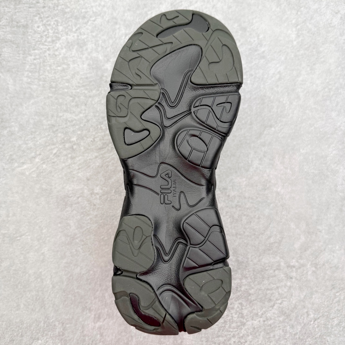 图片[9]-＃纯原福利 FILA 斐乐经典百搭休闲防滑减震耐磨低帮运动鞋 传承了 FILA 的百年基因，融入年轻运动及潮流文化，成为引领变革、创新突破的一代。以“1+N” 的跨界合作模式重现经典的同时创造经典。带来最出其不意的跨界合作惊喜。同时，FILAFUSION把FILA 的 DNA 融入到定制体验里，你可以随心制造厲于你的产品。FILA FUSION 的鞋家族涵盖了老爹鞋、跑步鞋、网球鞋、季节款。风格复古新潮，满足了时尚人士出行及各类运动的搭配需求，成为当下年轻人筷拥的鞋类品牌之一。FILA FUSION 走进年轻人的世界，通过年轻人运动，街舞，滑板，篮球，展现 FILA FUSION 的潮流态度和年轻文化。FILA FUSION 认为末来属于引领变革、创新突破的年轻一代，让我们一起构成 FILA 未来的蓝图吧！尺码：35.5 36 36.5 37.5 38 38.5 39 40-选品中心