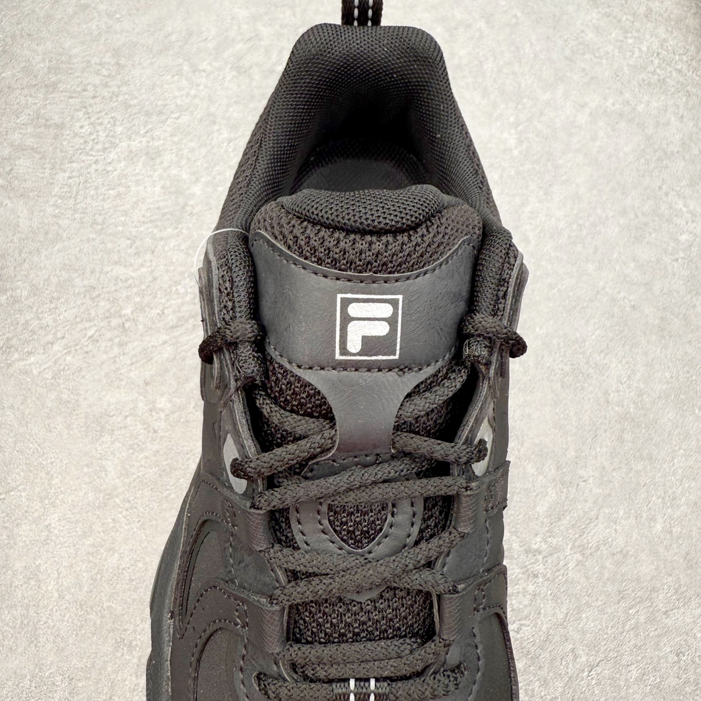 图片[5]-＃纯原福利 FILA 斐乐经典百搭休闲防滑减震耐磨低帮运动鞋 传承了 FILA 的百年基因，融入年轻运动及潮流文化，成为引领变革、创新突破的一代。以“1+N” 的跨界合作模式重现经典的同时创造经典。带来最出其不意的跨界合作惊喜。同时，FILAFUSION把FILA 的 DNA 融入到定制体验里，你可以随心制造厲于你的产品。FILA FUSION 的鞋家族涵盖了老爹鞋、跑步鞋、网球鞋、季节款。风格复古新潮，满足了时尚人士出行及各类运动的搭配需求，成为当下年轻人筷拥的鞋类品牌之一。FILA FUSION 走进年轻人的世界，通过年轻人运动，街舞，滑板，篮球，展现 FILA FUSION 的潮流态度和年轻文化。FILA FUSION 认为末来属于引领变革、创新突破的年轻一代，让我们一起构成 FILA 未来的蓝图吧！尺码：35.5 36 36.5 37.5 38 38.5 39 40-选品中心