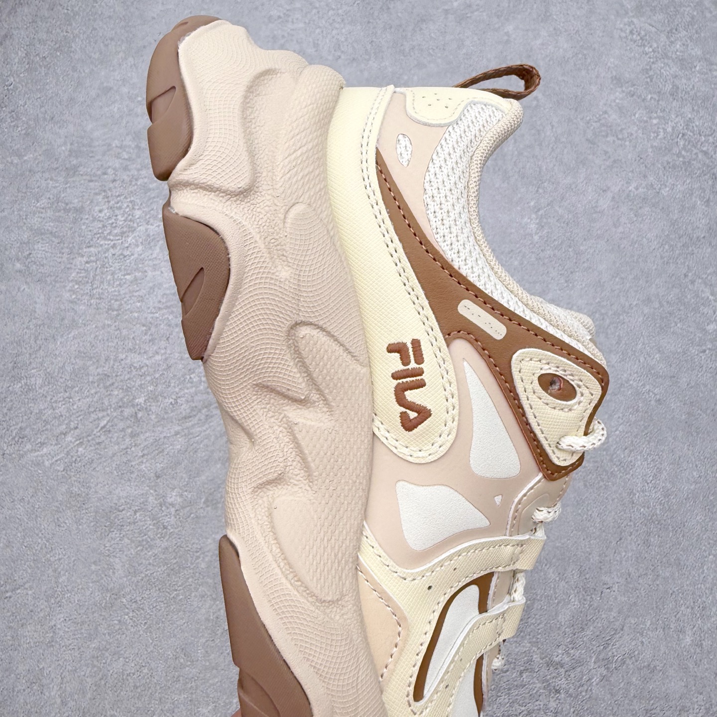 图片[6]-＃纯原福利 FILA 斐乐经典百搭休闲防滑减震耐磨低帮运动鞋 传承了 FILA 的百年基因，融入年轻运动及潮流文化，成为引领变革、创新突破的一代。以“1+N” 的跨界合作模式重现经典的同时创造经典。带来最出其不意的跨界合作惊喜。同时，FILAFUSION把FILA 的 DNA 融入到定制体验里，你可以随心制造厲于你的产品。FILA FUSION 的鞋家族涵盖了老爹鞋、跑步鞋、网球鞋、季节款。风格复古新潮，满足了时尚人士出行及各类运动的搭配需求，成为当下年轻人筷拥的鞋类品牌之一。FILA FUSION 走进年轻人的世界，通过年轻人运动，街舞，滑板，篮球，展现 FILA FUSION 的潮流态度和年轻文化。FILA FUSION 认为末来属于引领变革、创新突破的年轻一代，让我们一起构成 FILA 未来的蓝图吧！尺码：35.5 36 36.5 37.5 38 38.5 39 40-选品中心