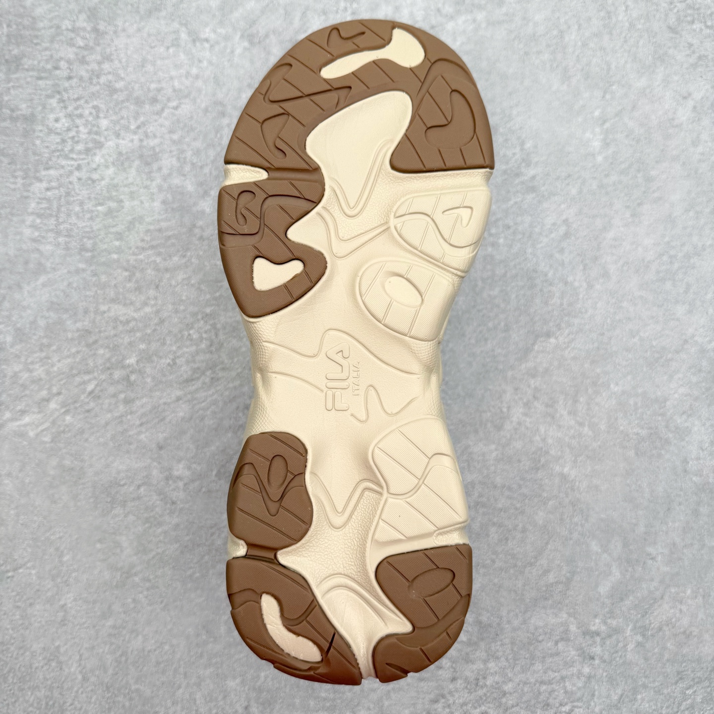 图片[9]-＃纯原福利 FILA 斐乐经典百搭休闲防滑减震耐磨低帮运动鞋 传承了 FILA 的百年基因，融入年轻运动及潮流文化，成为引领变革、创新突破的一代。以“1+N” 的跨界合作模式重现经典的同时创造经典。带来最出其不意的跨界合作惊喜。同时，FILAFUSION把FILA 的 DNA 融入到定制体验里，你可以随心制造厲于你的产品。FILA FUSION 的鞋家族涵盖了老爹鞋、跑步鞋、网球鞋、季节款。风格复古新潮，满足了时尚人士出行及各类运动的搭配需求，成为当下年轻人筷拥的鞋类品牌之一。FILA FUSION 走进年轻人的世界，通过年轻人运动，街舞，滑板，篮球，展现 FILA FUSION 的潮流态度和年轻文化。FILA FUSION 认为末来属于引领变革、创新突破的年轻一代，让我们一起构成 FILA 未来的蓝图吧！尺码：35.5 36 36.5 37.5 38 38.5 39 40-选品中心