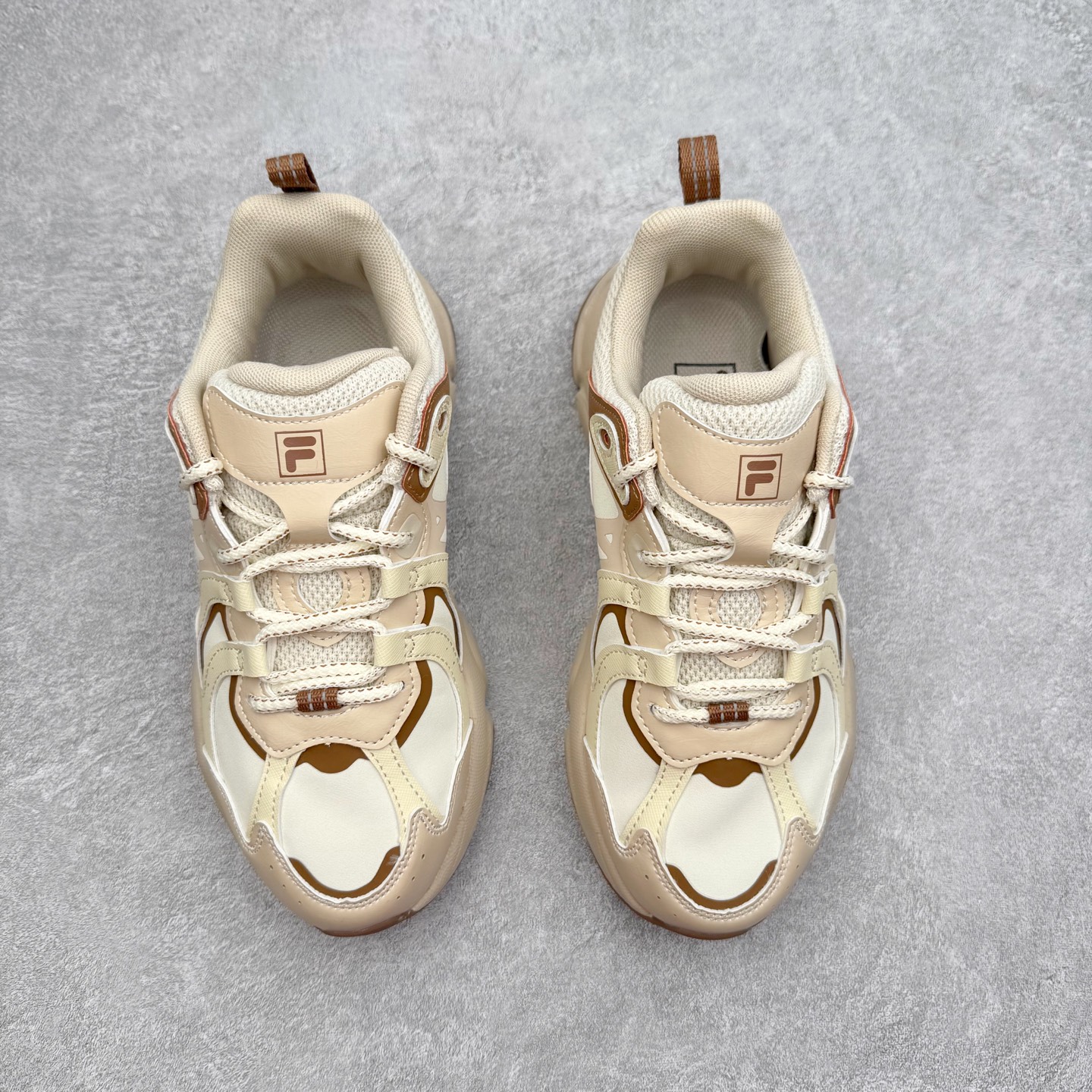 图片[2]-＃纯原福利 FILA 斐乐经典百搭休闲防滑减震耐磨低帮运动鞋 传承了 FILA 的百年基因，融入年轻运动及潮流文化，成为引领变革、创新突破的一代。以“1+N” 的跨界合作模式重现经典的同时创造经典。带来最出其不意的跨界合作惊喜。同时，FILAFUSION把FILA 的 DNA 融入到定制体验里，你可以随心制造厲于你的产品。FILA FUSION 的鞋家族涵盖了老爹鞋、跑步鞋、网球鞋、季节款。风格复古新潮，满足了时尚人士出行及各类运动的搭配需求，成为当下年轻人筷拥的鞋类品牌之一。FILA FUSION 走进年轻人的世界，通过年轻人运动，街舞，滑板，篮球，展现 FILA FUSION 的潮流态度和年轻文化。FILA FUSION 认为末来属于引领变革、创新突破的年轻一代，让我们一起构成 FILA 未来的蓝图吧！尺码：35.5 36 36.5 37.5 38 38.5 39 40-选品中心