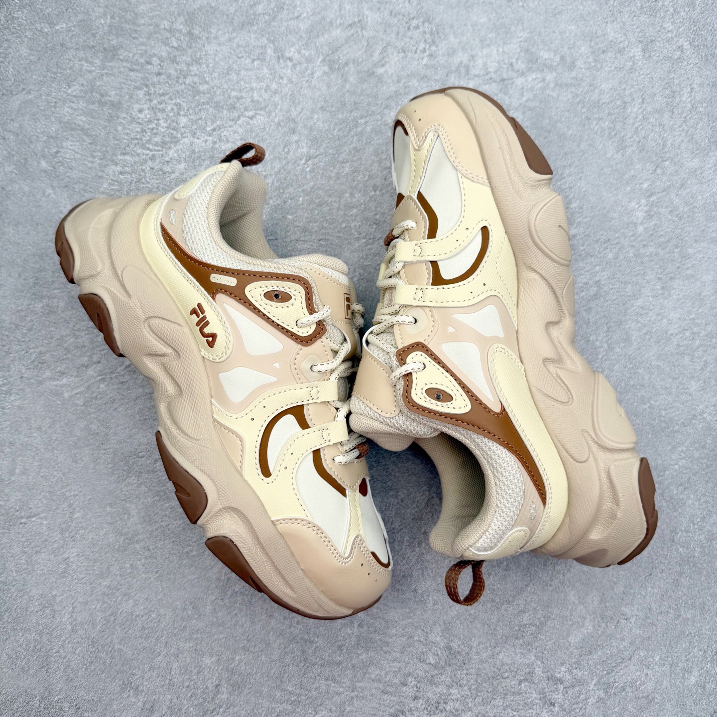 图片[3]-＃纯原福利 FILA 斐乐经典百搭休闲防滑减震耐磨低帮运动鞋 传承了 FILA 的百年基因，融入年轻运动及潮流文化，成为引领变革、创新突破的一代。以“1+N” 的跨界合作模式重现经典的同时创造经典。带来最出其不意的跨界合作惊喜。同时，FILAFUSION把FILA 的 DNA 融入到定制体验里，你可以随心制造厲于你的产品。FILA FUSION 的鞋家族涵盖了老爹鞋、跑步鞋、网球鞋、季节款。风格复古新潮，满足了时尚人士出行及各类运动的搭配需求，成为当下年轻人筷拥的鞋类品牌之一。FILA FUSION 走进年轻人的世界，通过年轻人运动，街舞，滑板，篮球，展现 FILA FUSION 的潮流态度和年轻文化。FILA FUSION 认为末来属于引领变革、创新突破的年轻一代，让我们一起构成 FILA 未来的蓝图吧！尺码：35.5 36 36.5 37.5 38 38.5 39 40-选品中心