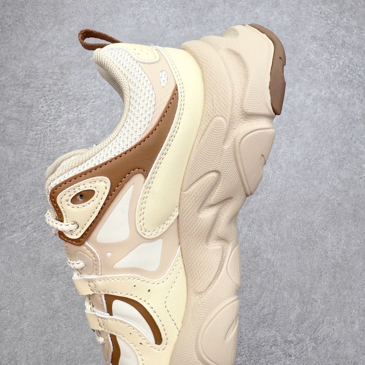 图片[7]-＃纯原福利 FILA 斐乐经典百搭休闲防滑减震耐磨低帮运动鞋 传承了 FILA 的百年基因，融入年轻运动及潮流文化，成为引领变革、创新突破的一代。以“1+N” 的跨界合作模式重现经典的同时创造经典。带来最出其不意的跨界合作惊喜。同时，FILAFUSION把FILA 的 DNA 融入到定制体验里，你可以随心制造厲于你的产品。FILA FUSION 的鞋家族涵盖了老爹鞋、跑步鞋、网球鞋、季节款。风格复古新潮，满足了时尚人士出行及各类运动的搭配需求，成为当下年轻人筷拥的鞋类品牌之一。FILA FUSION 走进年轻人的世界，通过年轻人运动，街舞，滑板，篮球，展现 FILA FUSION 的潮流态度和年轻文化。FILA FUSION 认为末来属于引领变革、创新突破的年轻一代，让我们一起构成 FILA 未来的蓝图吧！尺码：35.5 36 36.5 37.5 38 38.5 39 40-选品中心