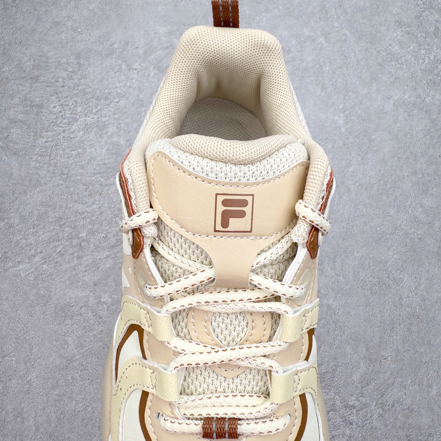 图片[5]-＃纯原福利 FILA 斐乐经典百搭休闲防滑减震耐磨低帮运动鞋 传承了 FILA 的百年基因，融入年轻运动及潮流文化，成为引领变革、创新突破的一代。以“1+N” 的跨界合作模式重现经典的同时创造经典。带来最出其不意的跨界合作惊喜。同时，FILAFUSION把FILA 的 DNA 融入到定制体验里，你可以随心制造厲于你的产品。FILA FUSION 的鞋家族涵盖了老爹鞋、跑步鞋、网球鞋、季节款。风格复古新潮，满足了时尚人士出行及各类运动的搭配需求，成为当下年轻人筷拥的鞋类品牌之一。FILA FUSION 走进年轻人的世界，通过年轻人运动，街舞，滑板，篮球，展现 FILA FUSION 的潮流态度和年轻文化。FILA FUSION 认为末来属于引领变革、创新突破的年轻一代，让我们一起构成 FILA 未来的蓝图吧！尺码：35.5 36 36.5 37.5 38 38.5 39 40-选品中心