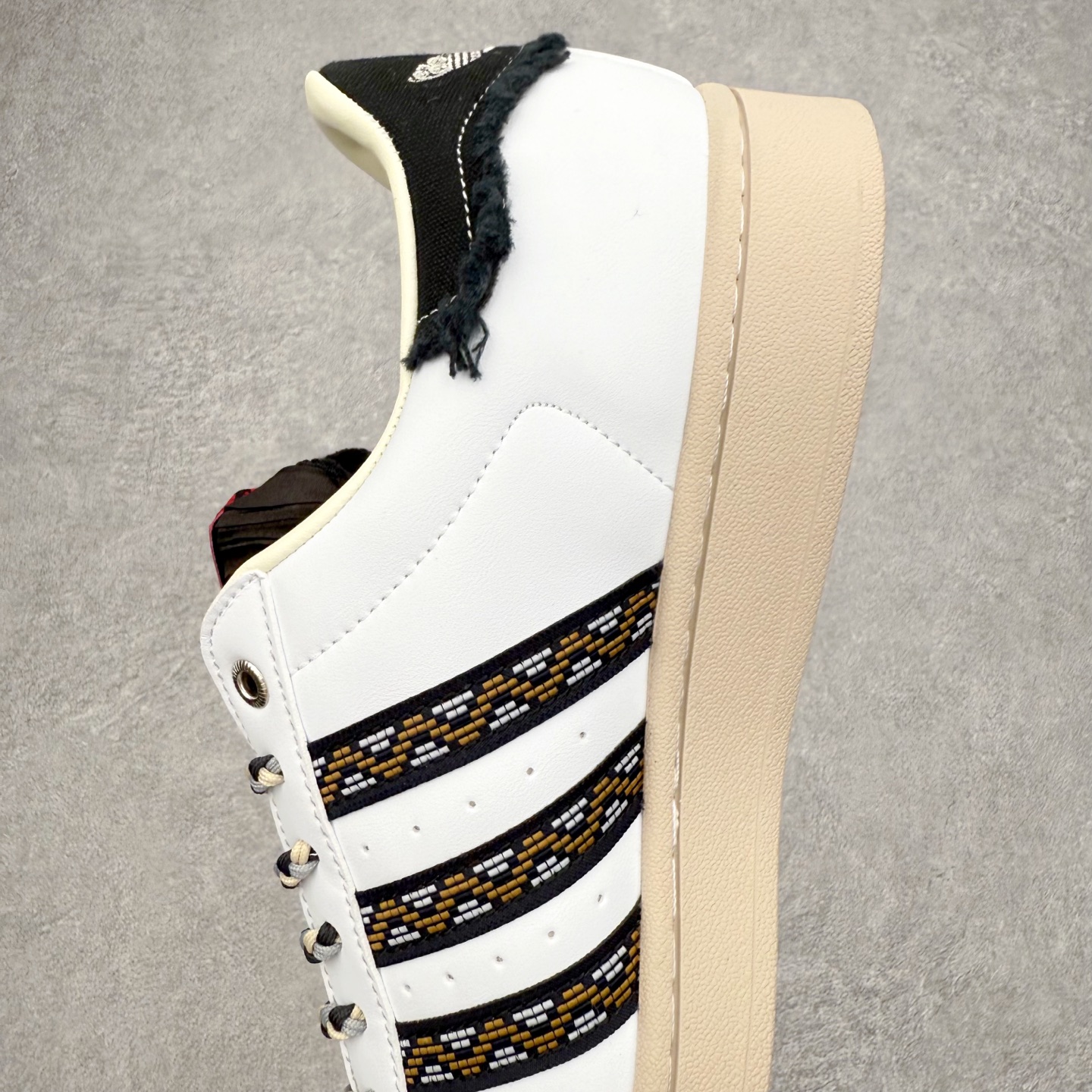 图片[7]-AD Originals Superstar 经典复古贝壳头板鞋 JQ8772 诞生于1969年 是第一双将全皮面鞋 身与橡胶鞋头结合在一起的低帮篮球鞋 Superstar最开始 是作为高帮篮球鞋Pro Model的低帮版本而出现的 但因为其独特和醒目的橡胶鞋头造型而让大家熟知 被大家形象地称为\\\”shelltoe\\\”贝壳头 在70年代的美国职业篮球场上 接近3/4的NBA球员都将这双Superstar作为场上用鞋 80年代之后 经过不断的改良和发展 Superstar逐渐成为横跨时装、音乐、街头文化、休闲和运动等各大领域的时尚潮鞋 尺码：36 36.5 37 38 38.5 39 40 40.5 41 42 42.5 43 44 44.5 45-选品中心