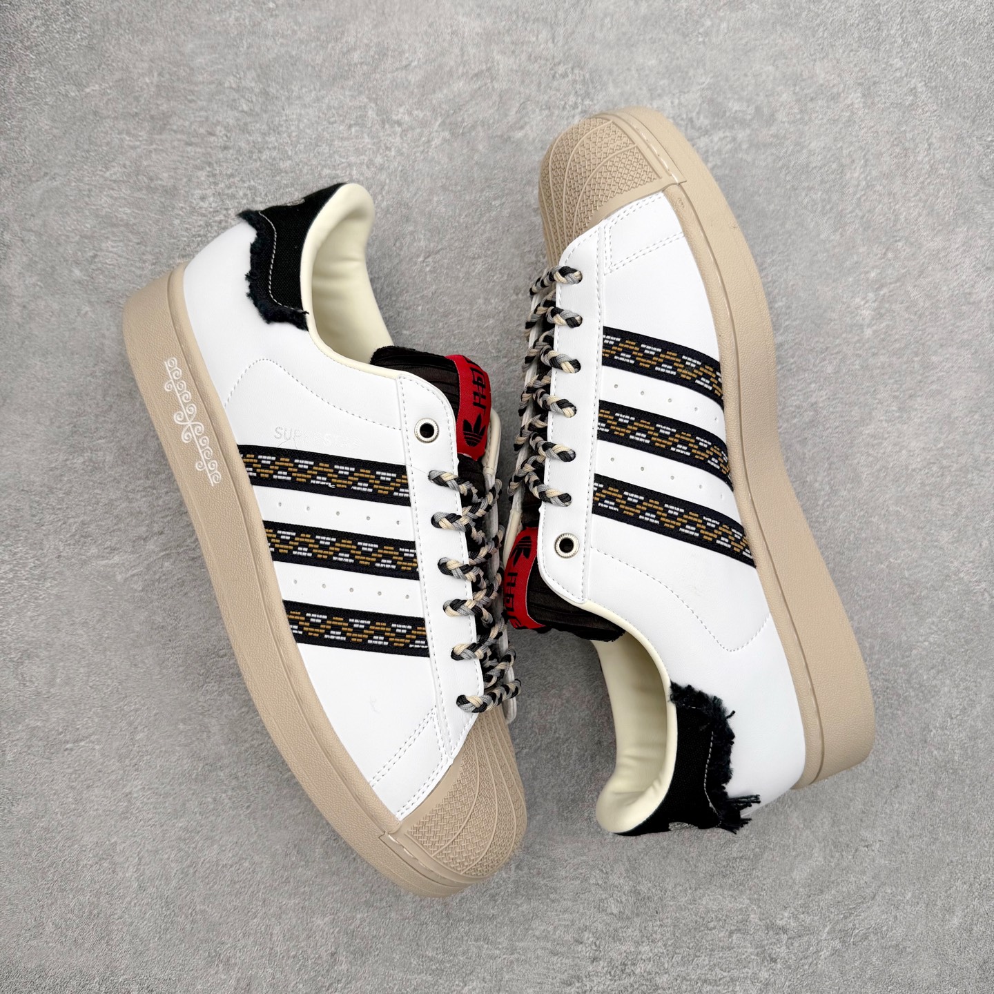 图片[3]-AD Originals Superstar 经典复古贝壳头板鞋 JQ8772 诞生于1969年 是第一双将全皮面鞋 身与橡胶鞋头结合在一起的低帮篮球鞋 Superstar最开始 是作为高帮篮球鞋Pro Model的低帮版本而出现的 但因为其独特和醒目的橡胶鞋头造型而让大家熟知 被大家形象地称为\\\”shelltoe\\\”贝壳头 在70年代的美国职业篮球场上 接近3/4的NBA球员都将这双Superstar作为场上用鞋 80年代之后 经过不断的改良和发展 Superstar逐渐成为横跨时装、音乐、街头文化、休闲和运动等各大领域的时尚潮鞋 尺码：36 36.5 37 38 38.5 39 40 40.5 41 42 42.5 43 44 44.5 45-选品中心