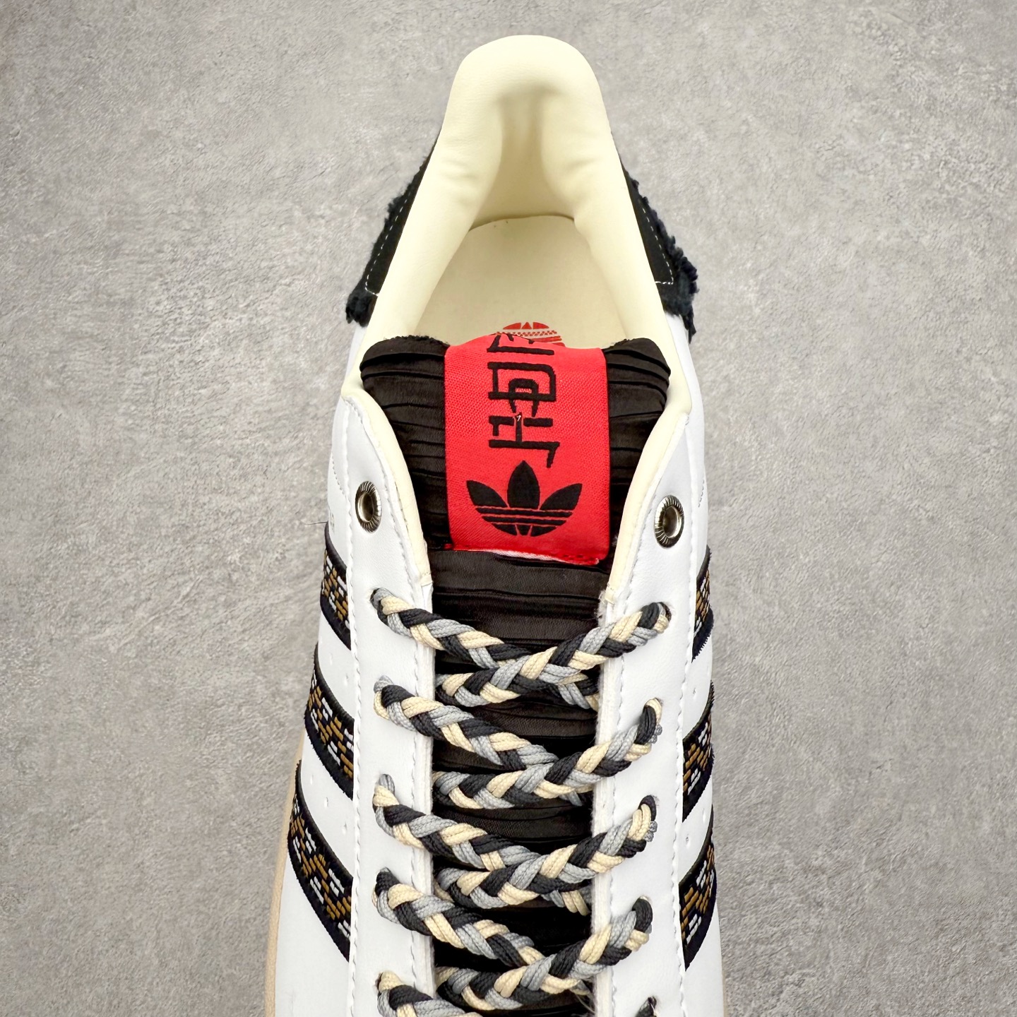 图片[5]-AD Originals Superstar 经典复古贝壳头板鞋 JQ8772 诞生于1969年 是第一双将全皮面鞋 身与橡胶鞋头结合在一起的低帮篮球鞋 Superstar最开始 是作为高帮篮球鞋Pro Model的低帮版本而出现的 但因为其独特和醒目的橡胶鞋头造型而让大家熟知 被大家形象地称为\\\”shelltoe\\\”贝壳头 在70年代的美国职业篮球场上 接近3/4的NBA球员都将这双Superstar作为场上用鞋 80年代之后 经过不断的改良和发展 Superstar逐渐成为横跨时装、音乐、街头文化、休闲和运动等各大领域的时尚潮鞋 尺码：36 36.5 37 38 38.5 39 40 40.5 41 42 42.5 43 44 44.5 45-选品中心