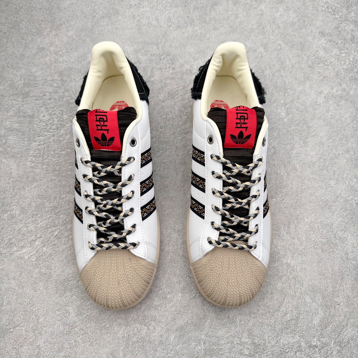 图片[2]-AD Originals Superstar 经典复古贝壳头板鞋 JQ8772 诞生于1969年 是第一双将全皮面鞋 身与橡胶鞋头结合在一起的低帮篮球鞋 Superstar最开始 是作为高帮篮球鞋Pro Model的低帮版本而出现的 但因为其独特和醒目的橡胶鞋头造型而让大家熟知 被大家形象地称为\\\”shelltoe\\\”贝壳头 在70年代的美国职业篮球场上 接近3/4的NBA球员都将这双Superstar作为场上用鞋 80年代之后 经过不断的改良和发展 Superstar逐渐成为横跨时装、音乐、街头文化、休闲和运动等各大领域的时尚潮鞋 尺码：36 36.5 37 38 38.5 39 40 40.5 41 42 42.5 43 44 44.5 45-选品中心