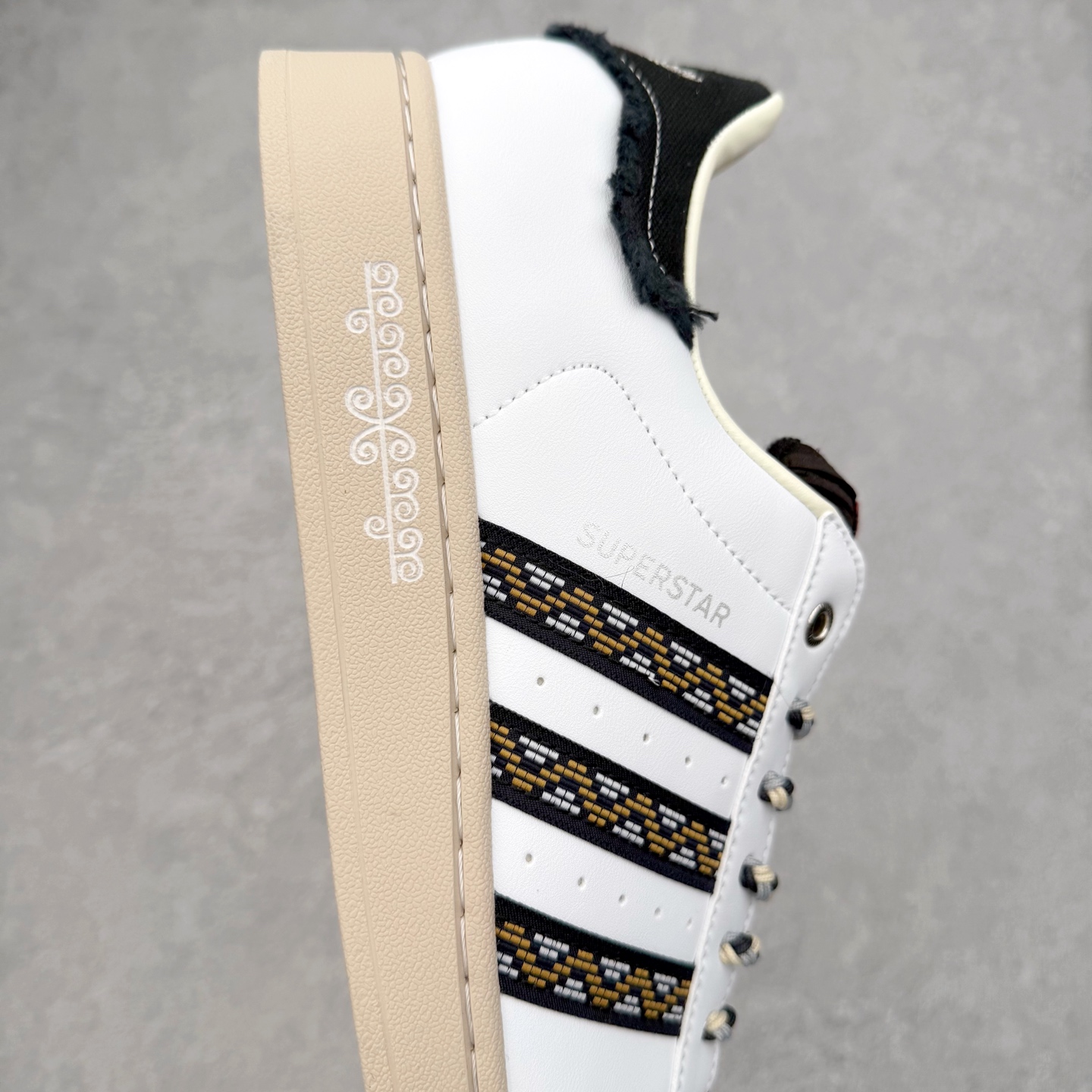 图片[6]-AD Originals Superstar 经典复古贝壳头板鞋 JQ8772 诞生于1969年 是第一双将全皮面鞋 身与橡胶鞋头结合在一起的低帮篮球鞋 Superstar最开始 是作为高帮篮球鞋Pro Model的低帮版本而出现的 但因为其独特和醒目的橡胶鞋头造型而让大家熟知 被大家形象地称为\\\”shelltoe\\\”贝壳头 在70年代的美国职业篮球场上 接近3/4的NBA球员都将这双Superstar作为场上用鞋 80年代之后 经过不断的改良和发展 Superstar逐渐成为横跨时装、音乐、街头文化、休闲和运动等各大领域的时尚潮鞋 尺码：36 36.5 37 38 38.5 39 40 40.5 41 42 42.5 43 44 44.5 45-选品中心