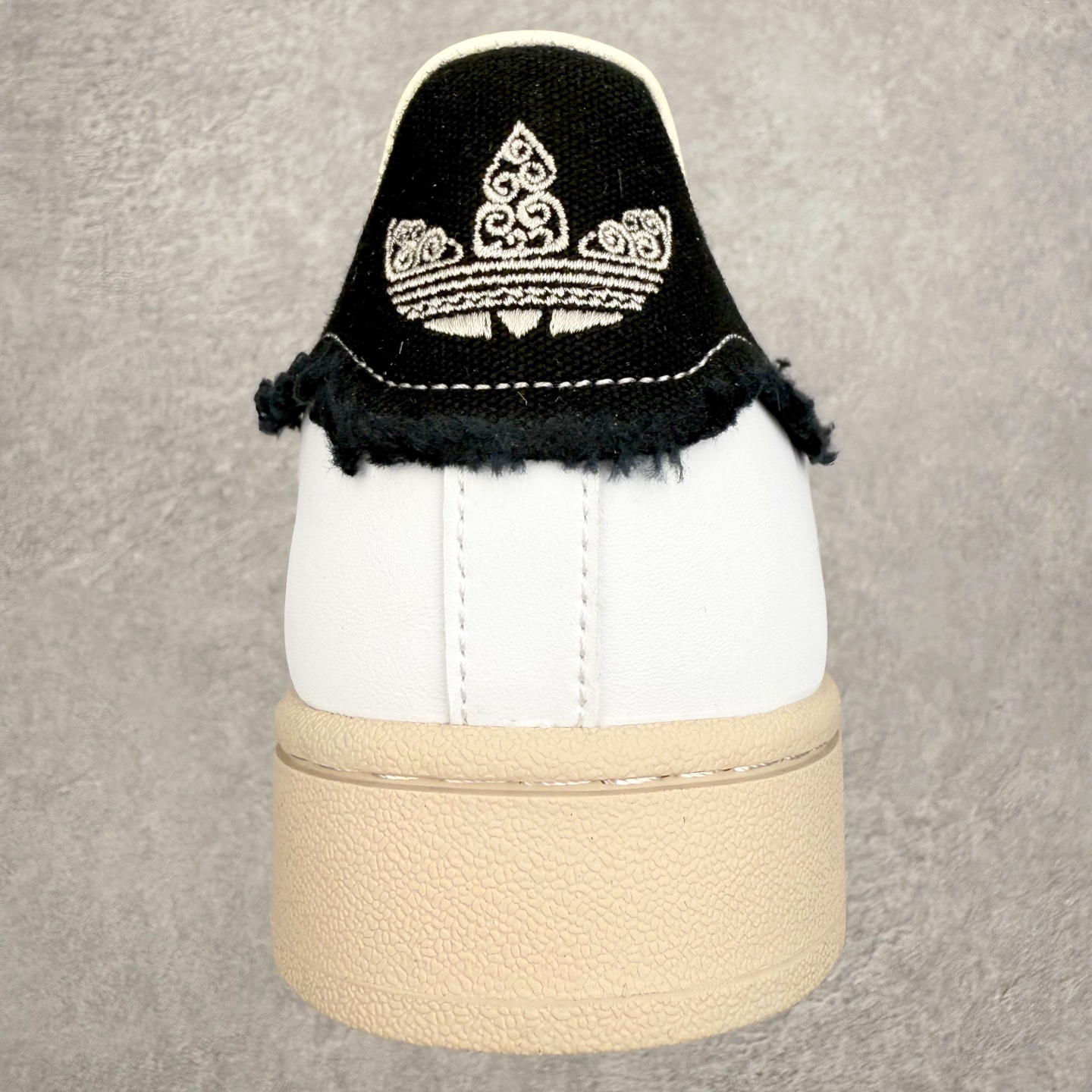 图片[8]-AD Originals Superstar 经典复古贝壳头板鞋 JQ8772 诞生于1969年 是第一双将全皮面鞋 身与橡胶鞋头结合在一起的低帮篮球鞋 Superstar最开始 是作为高帮篮球鞋Pro Model的低帮版本而出现的 但因为其独特和醒目的橡胶鞋头造型而让大家熟知 被大家形象地称为\\\”shelltoe\\\”贝壳头 在70年代的美国职业篮球场上 接近3/4的NBA球员都将这双Superstar作为场上用鞋 80年代之后 经过不断的改良和发展 Superstar逐渐成为横跨时装、音乐、街头文化、休闲和运动等各大领域的时尚潮鞋 尺码：36 36.5 37 38 38.5 39 40 40.5 41 42 42.5 43 44 44.5 45-选品中心