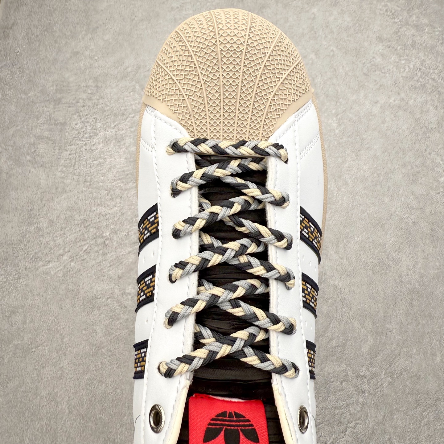 图片[4]-AD Originals Superstar 经典复古贝壳头板鞋 JQ8772 诞生于1969年 是第一双将全皮面鞋 身与橡胶鞋头结合在一起的低帮篮球鞋 Superstar最开始 是作为高帮篮球鞋Pro Model的低帮版本而出现的 但因为其独特和醒目的橡胶鞋头造型而让大家熟知 被大家形象地称为\\\”shelltoe\\\”贝壳头 在70年代的美国职业篮球场上 接近3/4的NBA球员都将这双Superstar作为场上用鞋 80年代之后 经过不断的改良和发展 Superstar逐渐成为横跨时装、音乐、街头文化、休闲和运动等各大领域的时尚潮鞋 尺码：36 36.5 37 38 38.5 39 40 40.5 41 42 42.5 43 44 44.5 45-选品中心