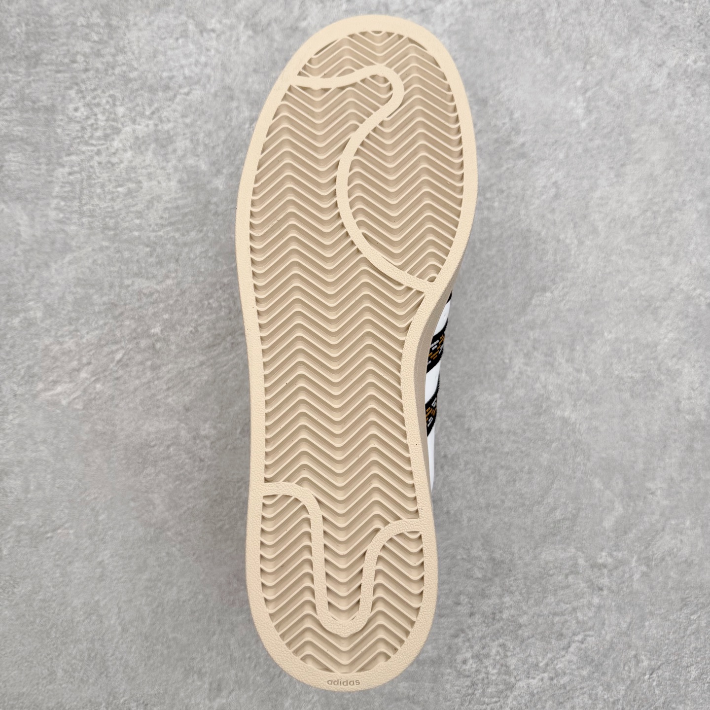 图片[9]-AD Originals Superstar 经典复古贝壳头板鞋 JQ8772 诞生于1969年 是第一双将全皮面鞋 身与橡胶鞋头结合在一起的低帮篮球鞋 Superstar最开始 是作为高帮篮球鞋Pro Model的低帮版本而出现的 但因为其独特和醒目的橡胶鞋头造型而让大家熟知 被大家形象地称为\\\”shelltoe\\\”贝壳头 在70年代的美国职业篮球场上 接近3/4的NBA球员都将这双Superstar作为场上用鞋 80年代之后 经过不断的改良和发展 Superstar逐渐成为横跨时装、音乐、街头文化、休闲和运动等各大领域的时尚潮鞋 尺码：36 36.5 37 38 38.5 39 40 40.5 41 42 42.5 43 44 44.5 45-选品中心