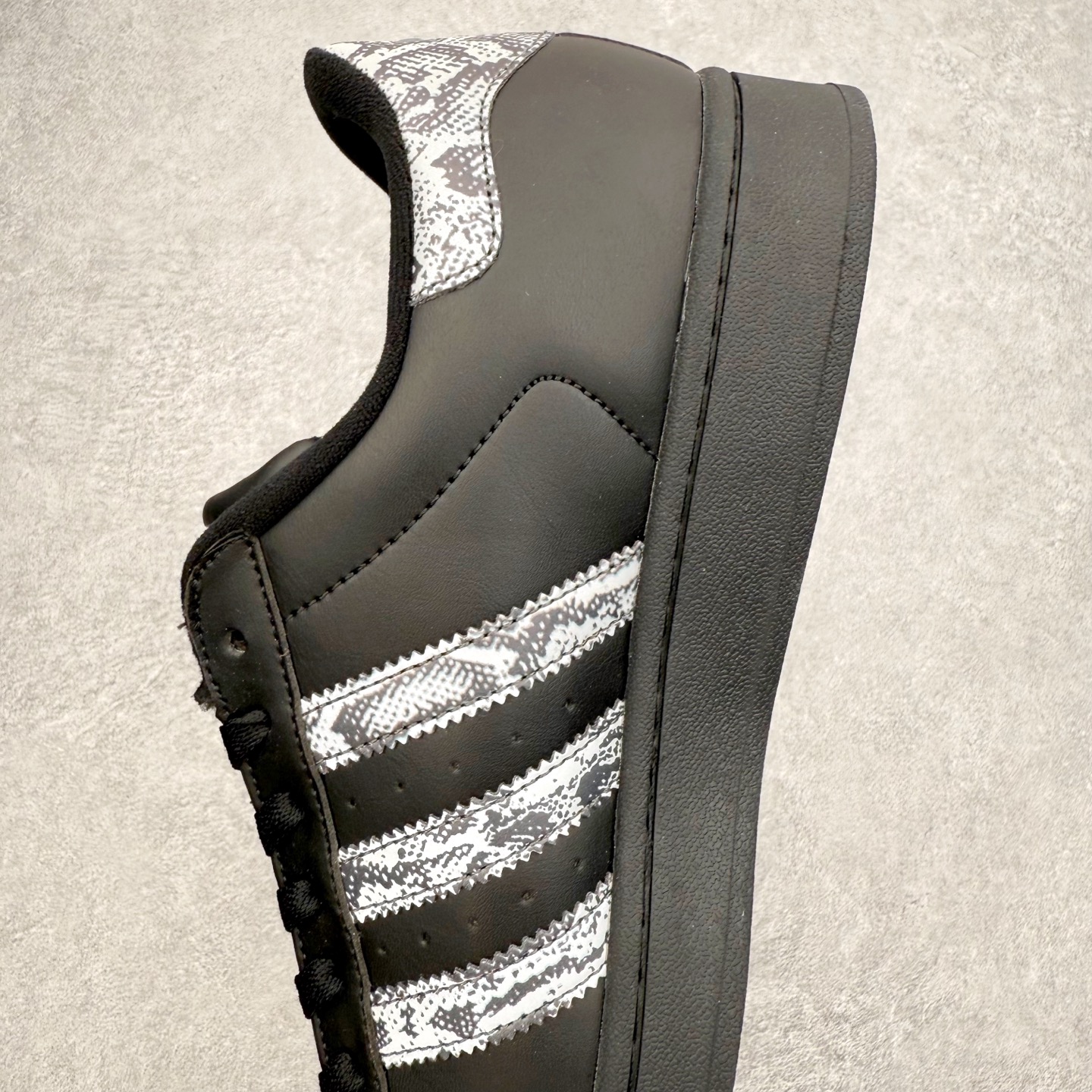 图片[7]-AD Originals Superstar 经典复古贝壳头板鞋 JP6058 诞生于1969年 是第一双将全皮面鞋 身与橡胶鞋头结合在一起的低帮篮球鞋 Superstar最开始 是作为高帮篮球鞋Pro Model的低帮版本而出现的 但因为其独特和醒目的橡胶鞋头造型而让大家熟知 被大家形象地称为\\\”shelltoe\\\”贝壳头 在70年代的美国职业篮球场上 接近3/4的NBA球员都将这双Superstar作为场上用鞋 80年代之后 经过不断的改良和发展 Superstar逐渐成为横跨时装、音乐、街头文化、休闲和运动等各大领域的时尚潮鞋 尺码：36 36.5 37 38 38.5 39 40 40.5 41 42 42.5 43 44 44.5 45-选品中心